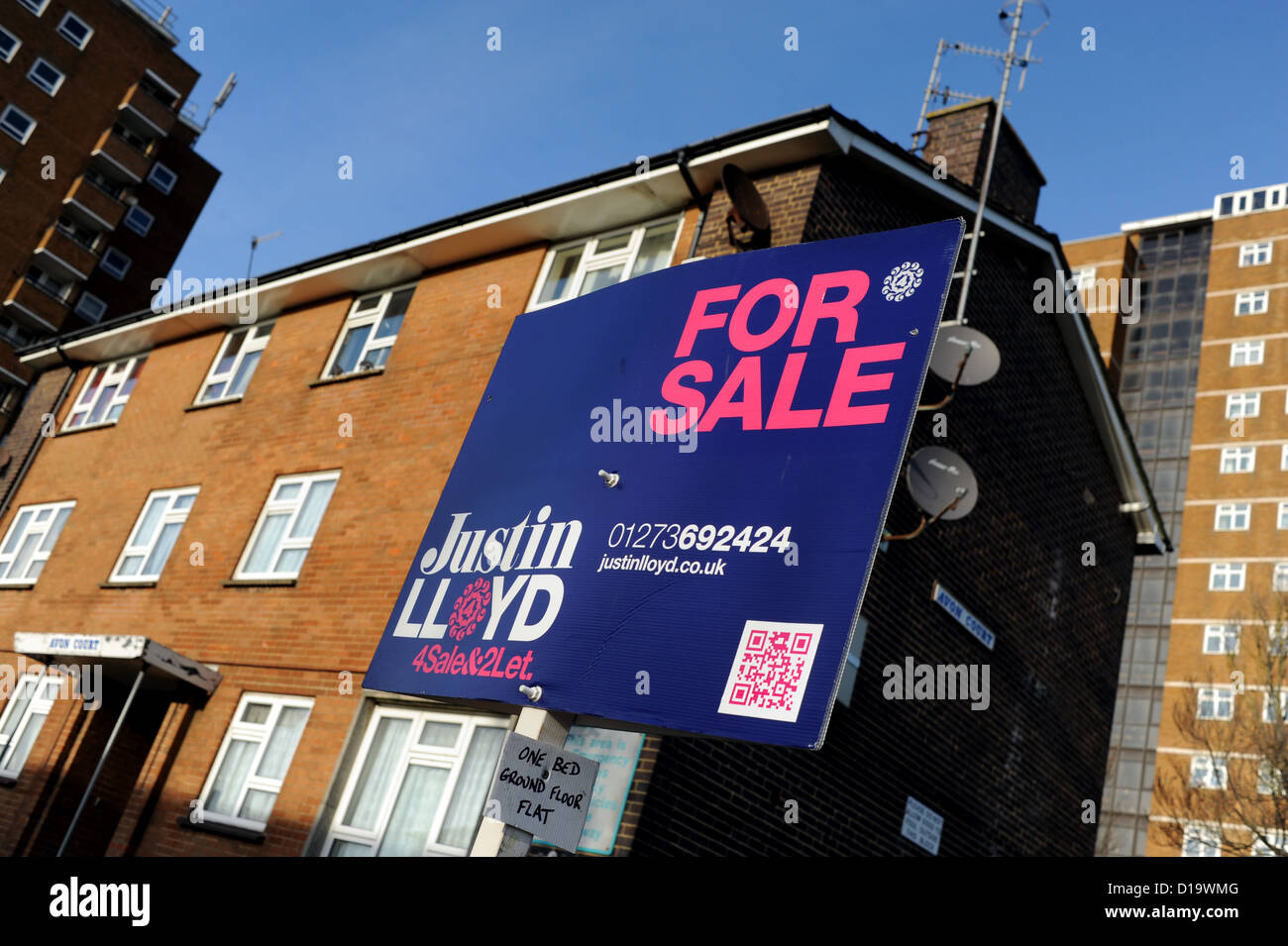 Justin Lloyd For Sale estate agents board outside block of flats in Brighton Stock Photo