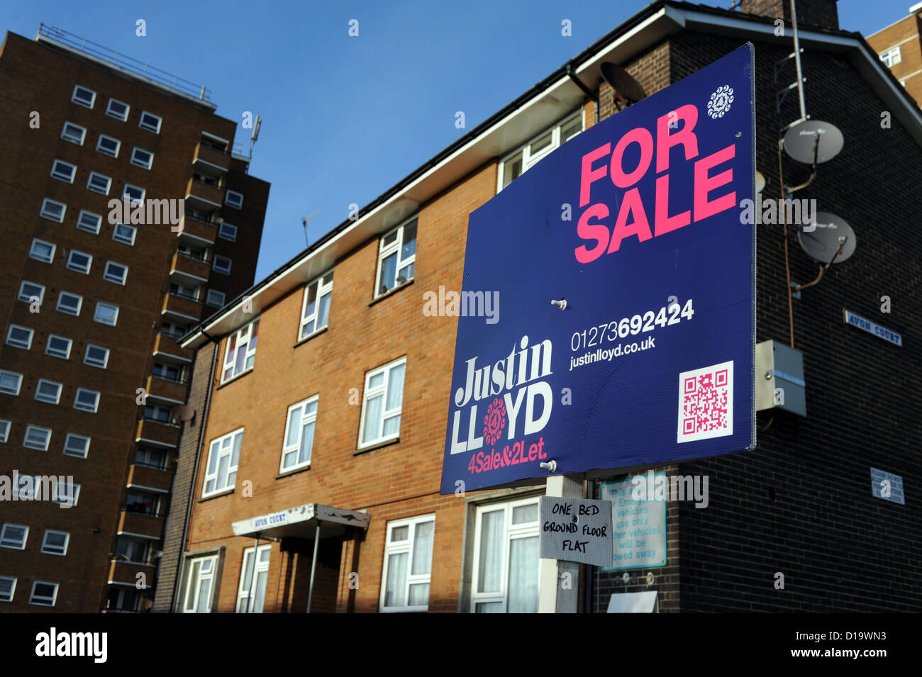 Justin Lloyd For Sale estate agents board outside block of flats in Brighton Stock Photo