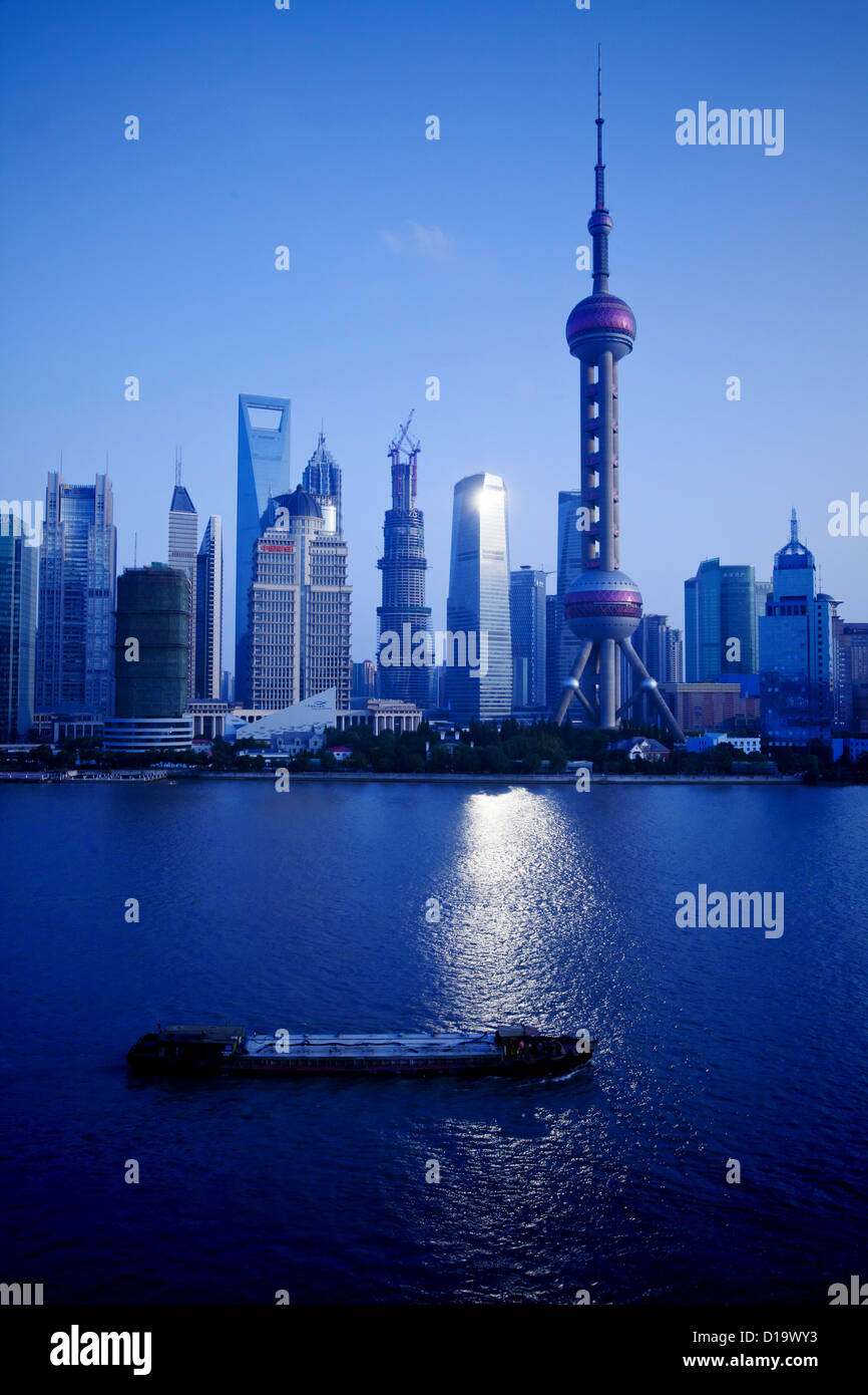Shanghai skyscraper hi-res stock photography and images - Alamy
