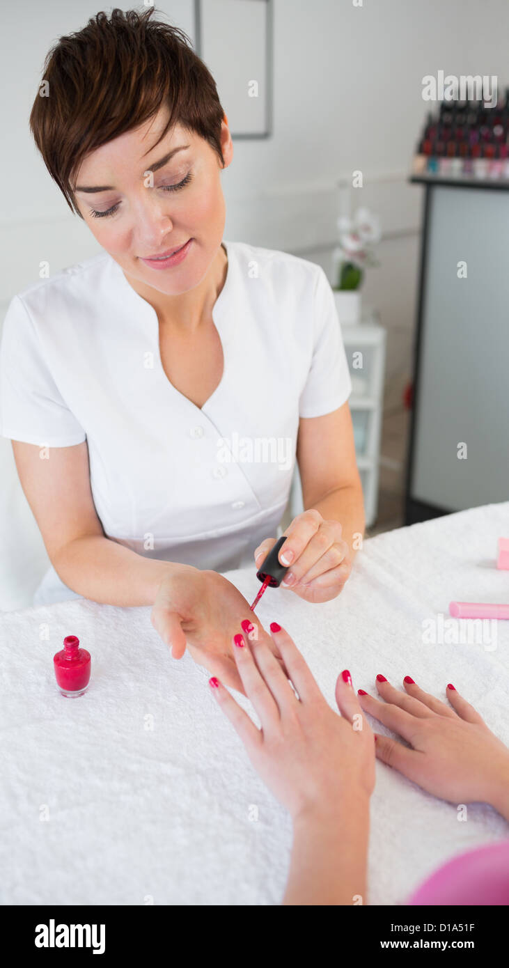 мастер маникюра в салоне. девушка мастер маникюра. инструменты маникюрщицы. легкие мастера маникюра. салон маникюра.