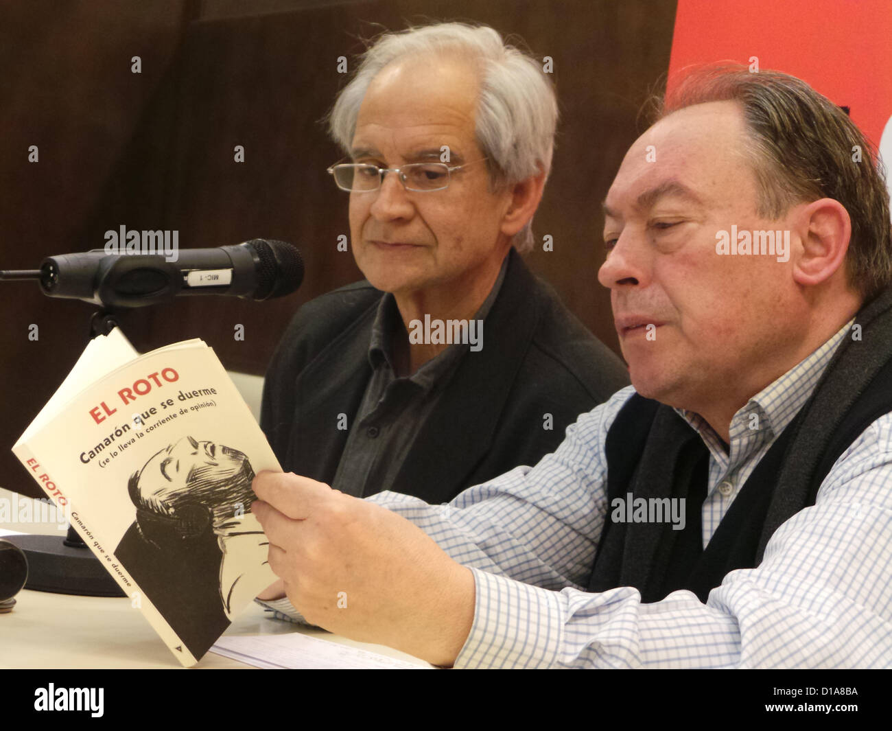 Barcelona, Spain. 12th December 2012. The cartoonist El Roto, Andrés García Rábago (left) from the newspaper El Pais, presents his book in Barcelona. On December 12 at the bookstore La Central has presented his book 'Shrimp that falls asleep (it carries the current)' - 'Camarón que se duerme (se lo lleva la corriente)-, a fierce critique of the media from this veteran cartoonist, with journalist Gregorio Morán (right). Stock Photo