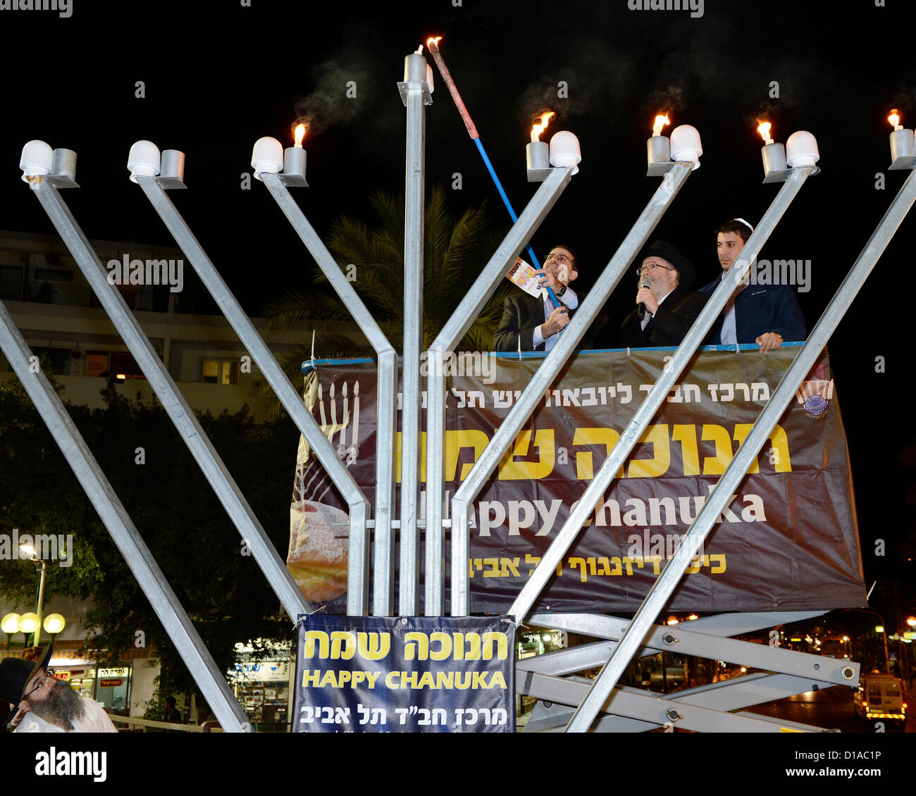 US Ambassador to Israel Daniel Shapiro lights the menorah in Dizengoff