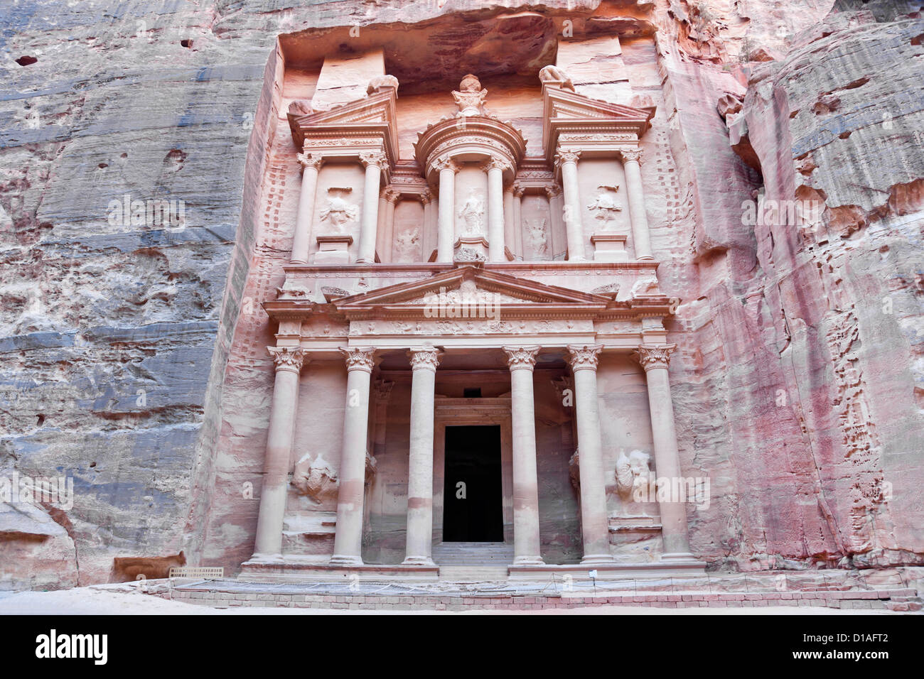 facade of the treasury in petra Stock Photo - Alamy