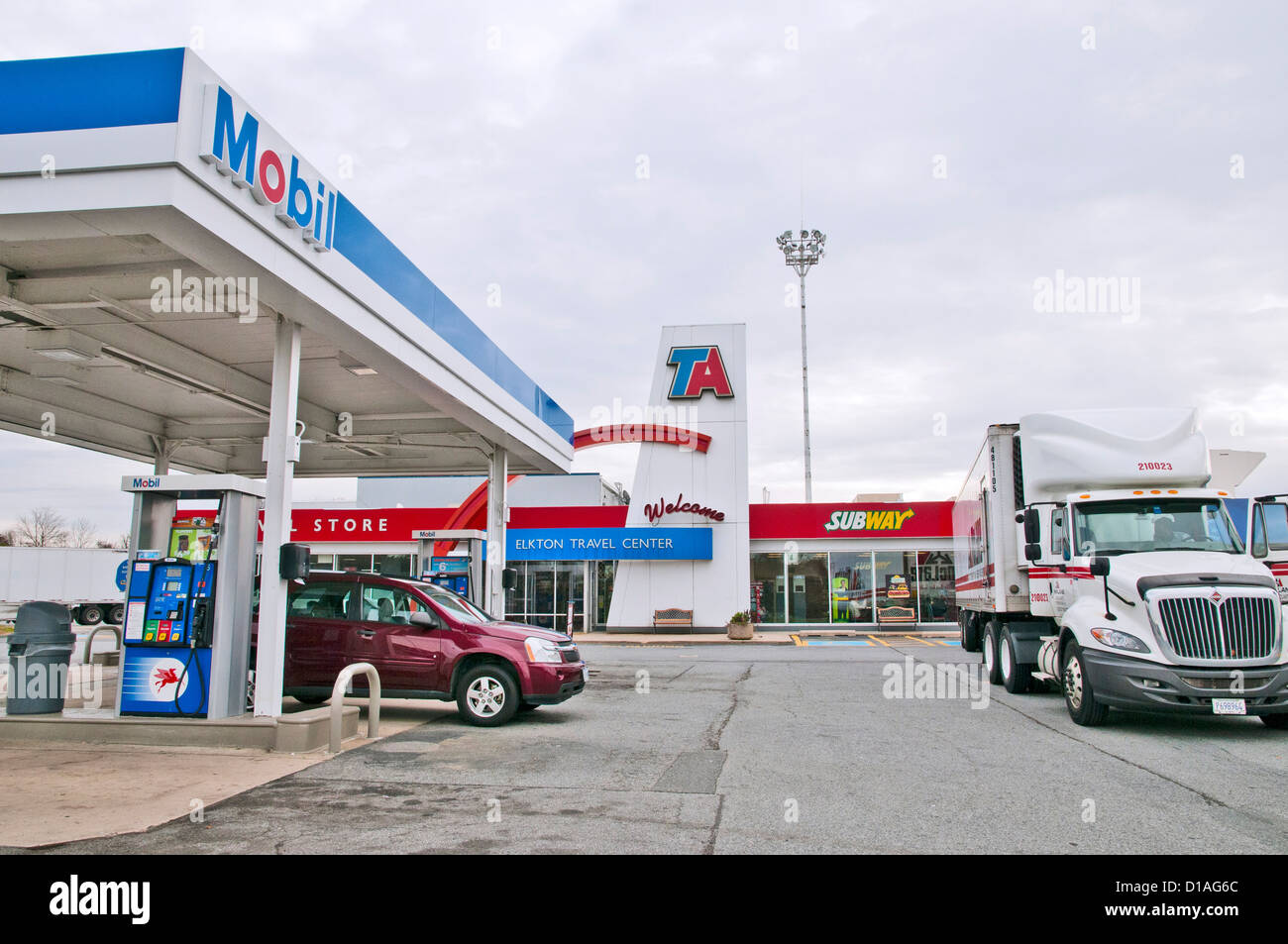 Main view of Mobil Service Center, Virginia, USA Stock Photo