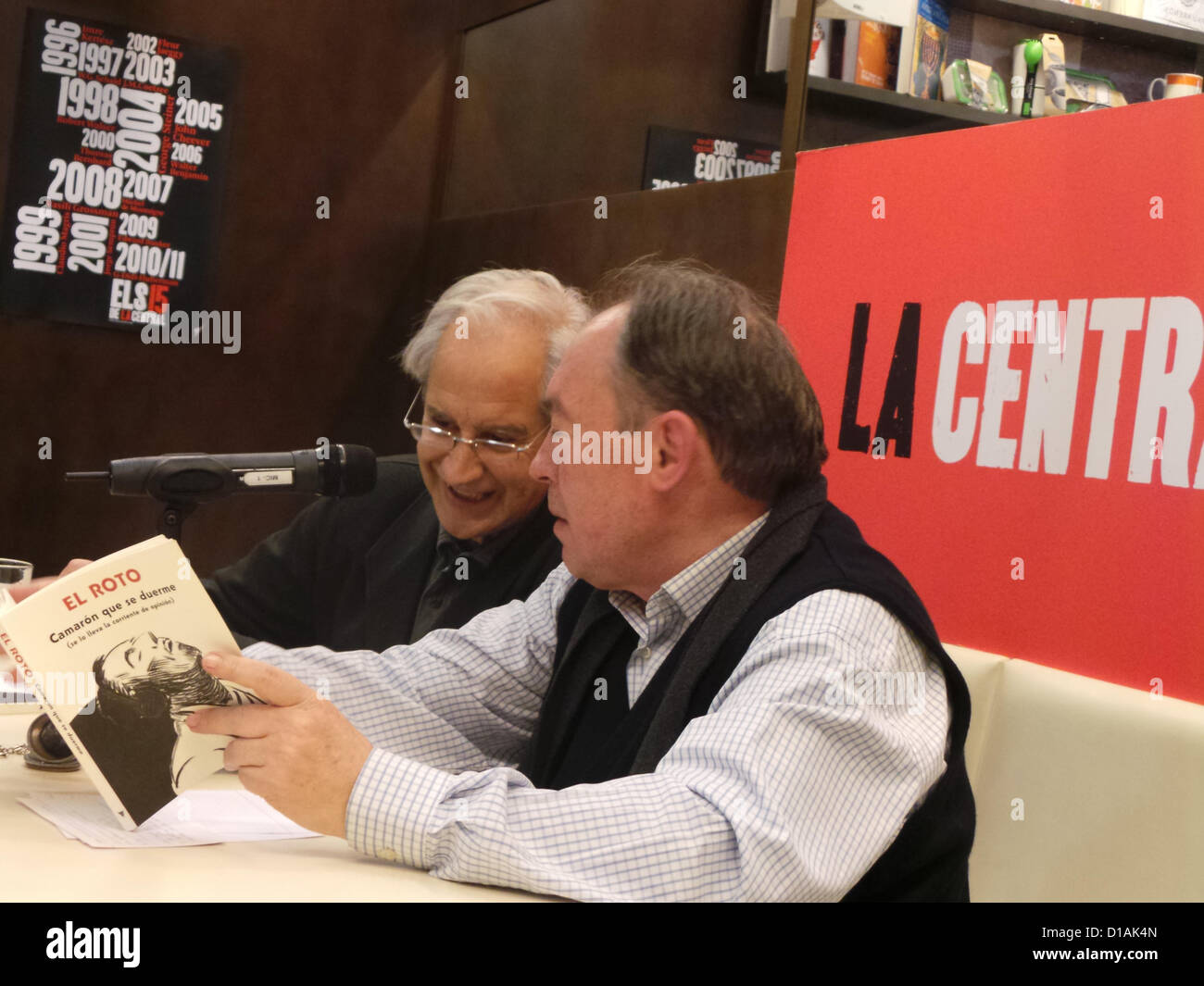 The cartoonist El Roto, Andrés García Rábago (left) from the newspaper El Pais, presents his book in Barcelona. On December 12 at the bookstore La Central has presented his book 'Shrimp that falls asleep (it carries the current)' - 'Camarón que se duerme (se lo lleva la corriente)-, a fierce critique of the media from this veteran cartoonist, with journalist Gregorio Morán (right). Stock Photo