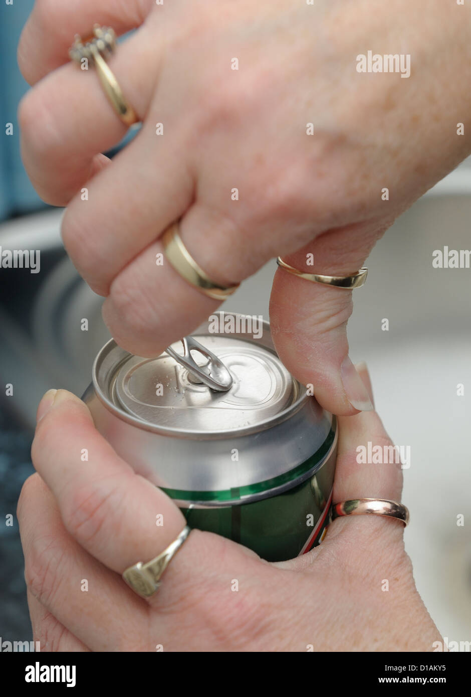 opening a ring pull on a canfemale hands Stock Photo Alamy