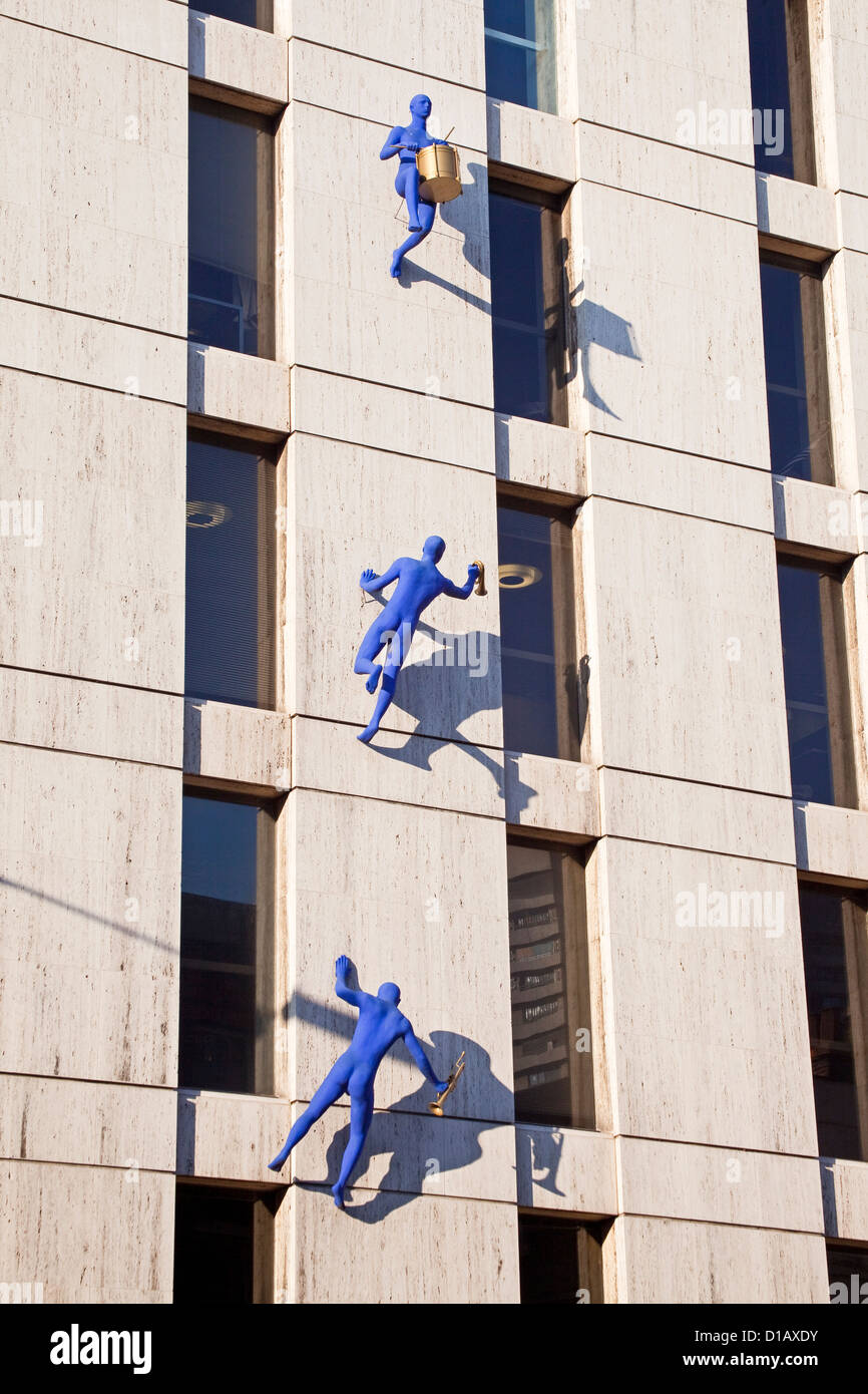 London, Southwark    Ofra Zimbalista's 2007 'Blue Men' sculpture on Maya House in Borough High Street Stock Photo