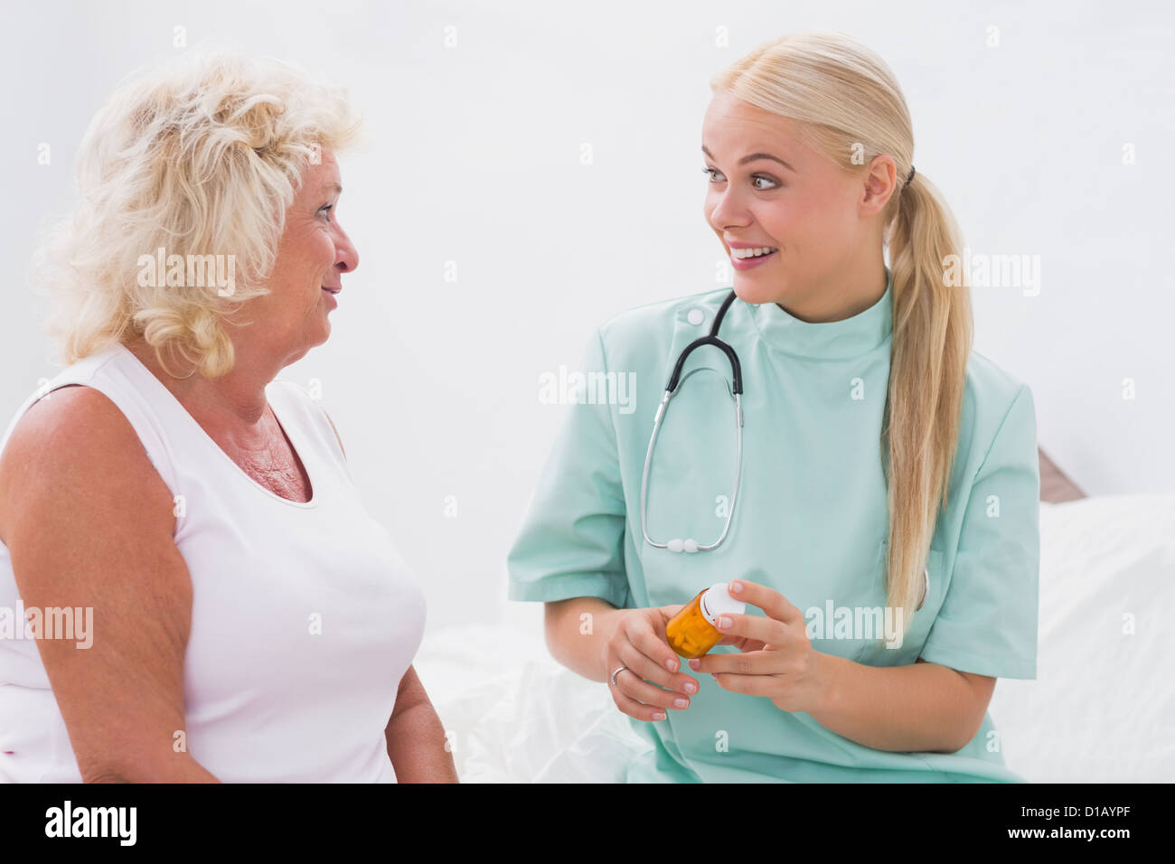 Nurse patient pills talking hi-res stock photography and ima