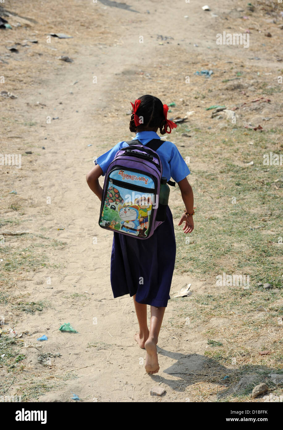 A student of the girls' school in Mundia walks barefoot to school,in Mundia near Jaipur, India, 19 November 2012. The school is supported by means of the German development association 'Mädchenschule Mundia' (Girls' School Mundia), which is based in Monheim, Germany, and by Indian travel agent Bahadur Singh Rajawat. It is still in the construction phase. Photo: Jens Kalaene Stock Photo
