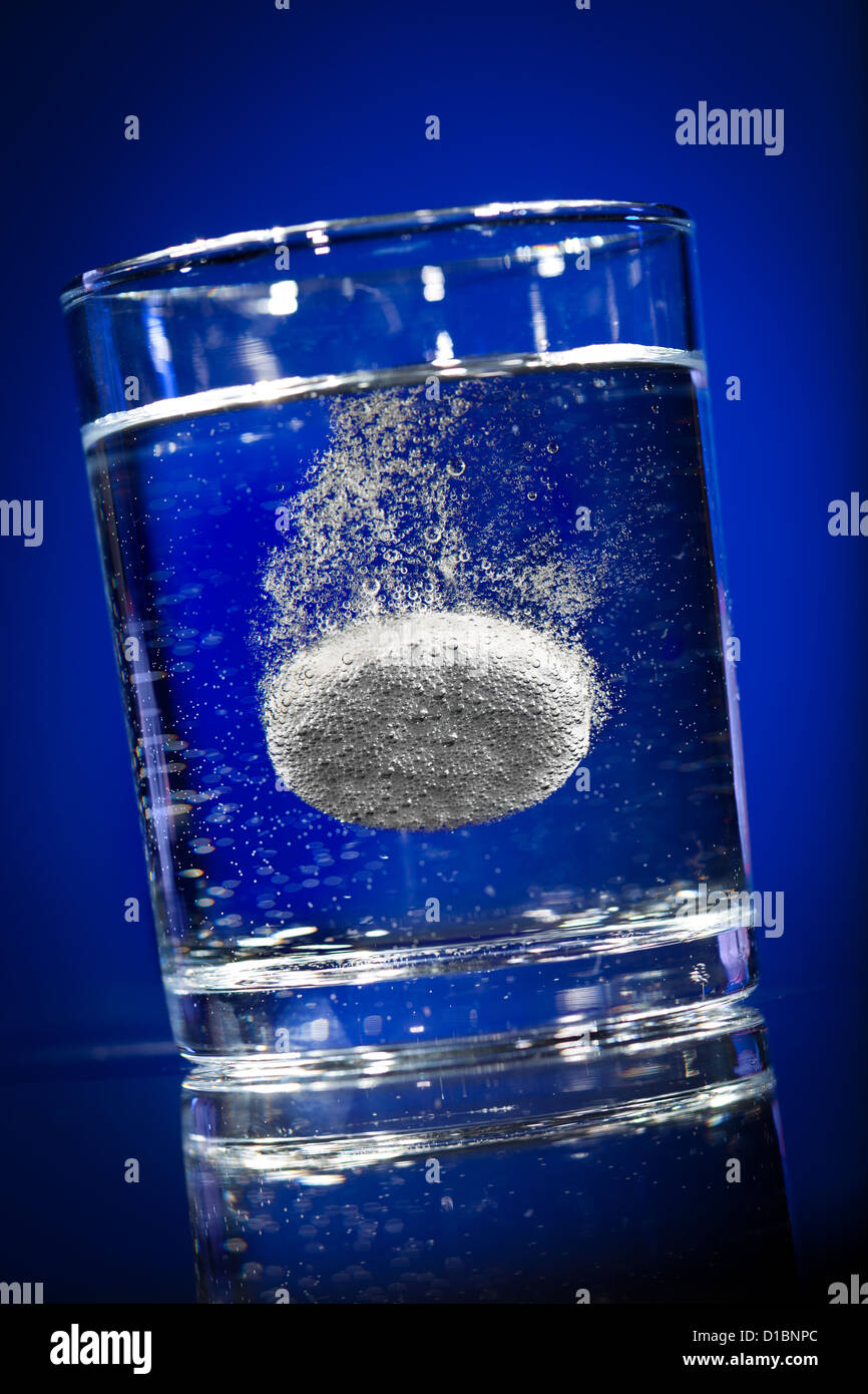 Вода растворяет камни. Шипучие таблетки. Шипучие таблетки в воде. Стакан воды и аспирин. Таблетки и стакан воды.