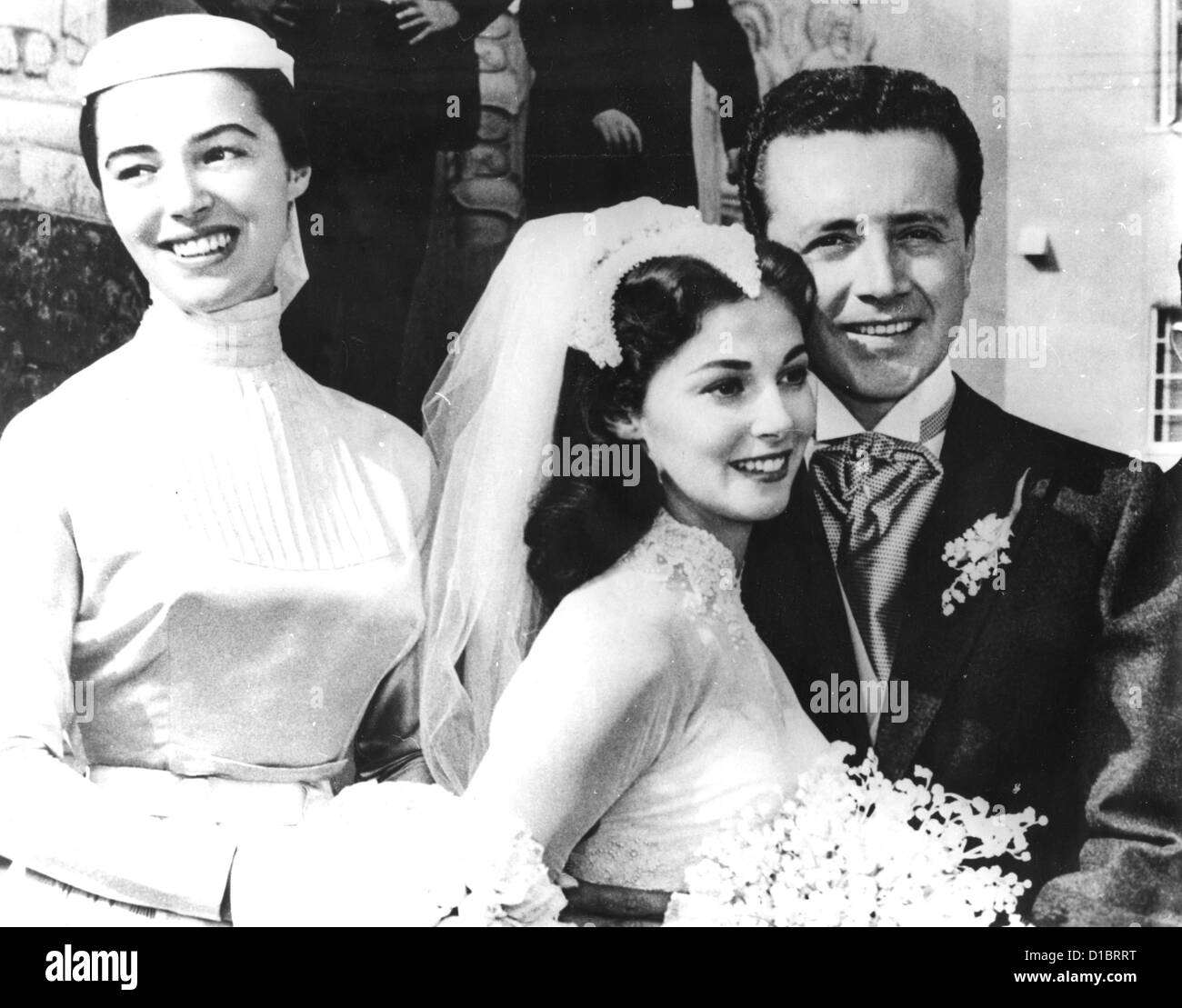 VIC DAMONE  US singer  marries Pier Angeli on 24 November 1954 at St Timothy's Church, LA, watched by bridesmaid Marisa Pavan Stock Photo