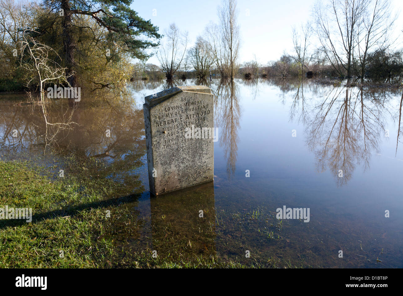 Floods by the River Severn - 29/11/2012- a grave in the churchyard under flood waters at Chaceley, Gloucestershire UK Stock Photo