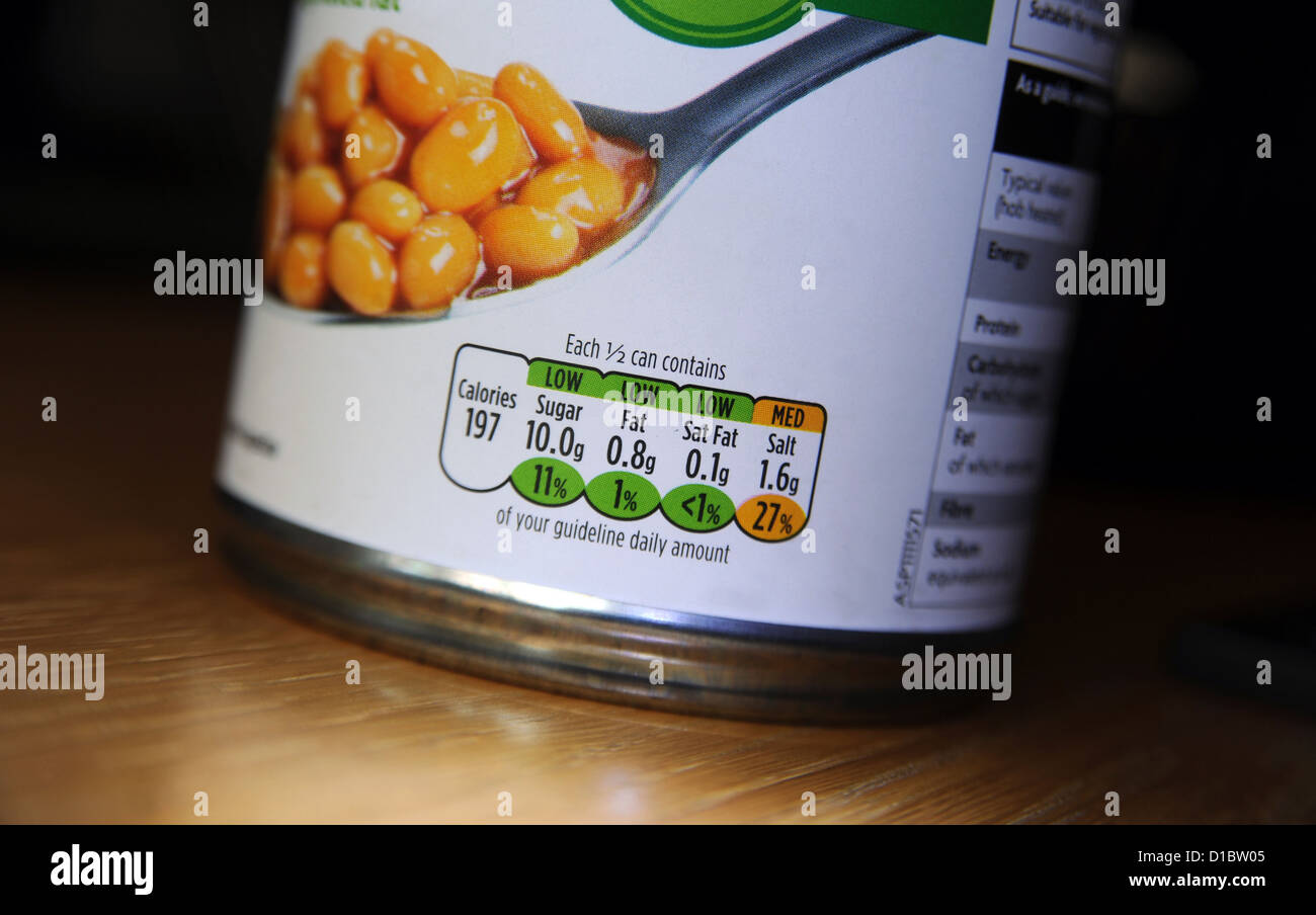 FOOD CAN LABEL SHOWING GUIDELINE FOOD DAILY AMOUNTS OF SUGAR FAT CALORIES SALT RE OVERWEIGHT PEOPLE OBESITY HEALTHY  DIET UK Stock Photo