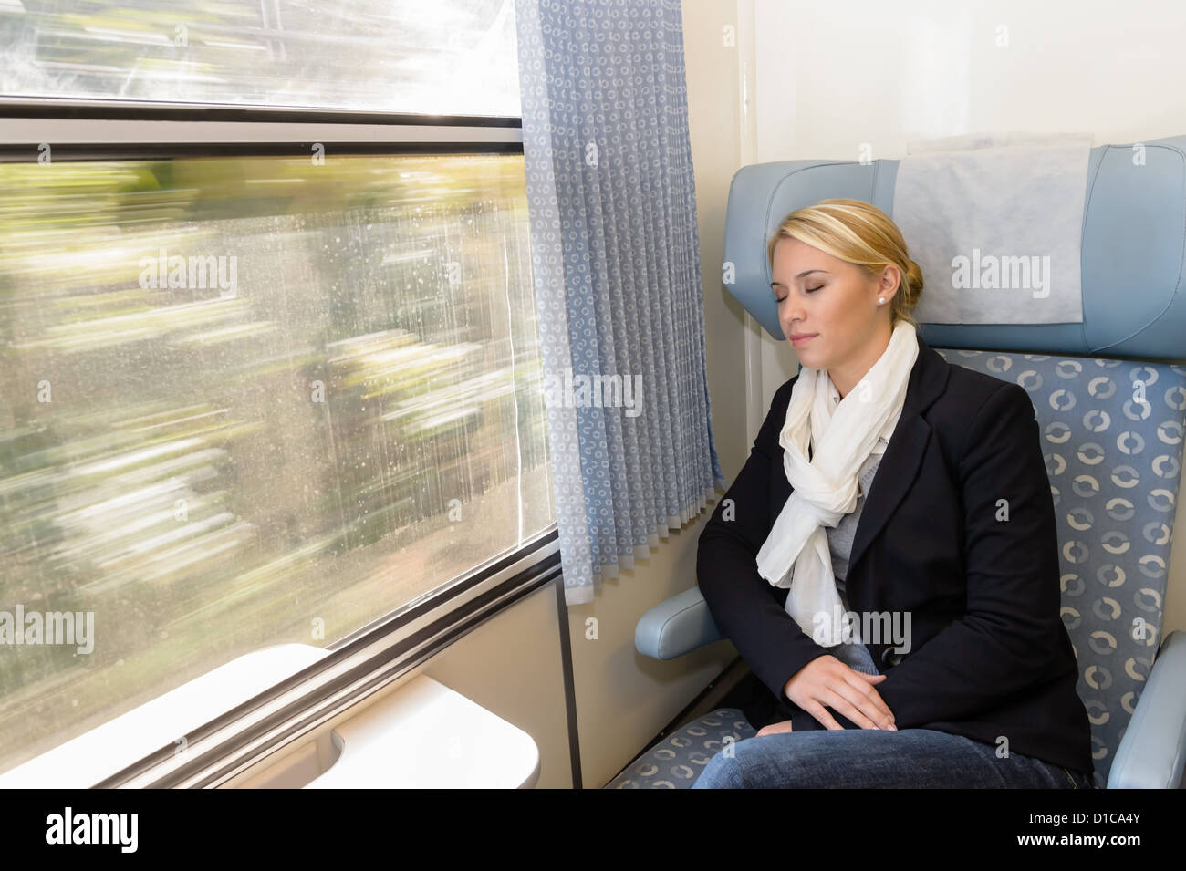 Женщина в купе поезда. Женщина в вагоне поезда. Дамы в поезде. Женщина сидит в поезде. Женщина в электричке.