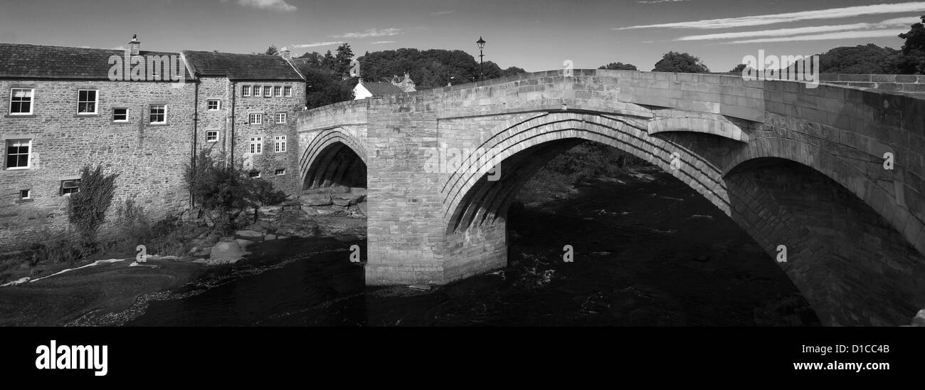 Stone bridge over the river Tees at Barnard Castle town, Upper Teesdale, Durham County, England, Britain, UK Stock Photo