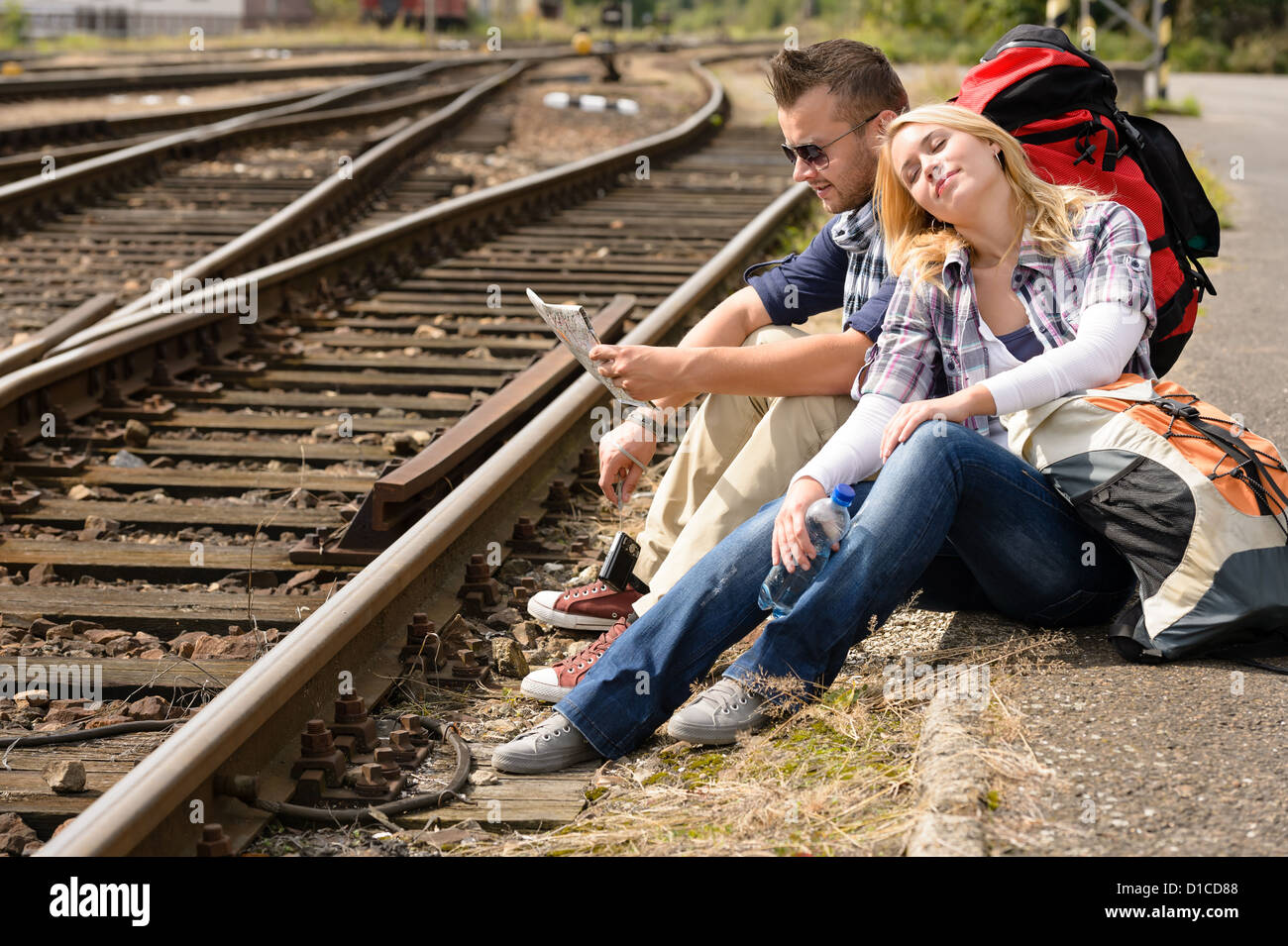 Свободная поездка. Рюкзак для путешествий на поезде. Сидеть на картах фото. Кот с.рюкзаком у железной дороги с девочкой. Человек сидит на картах.