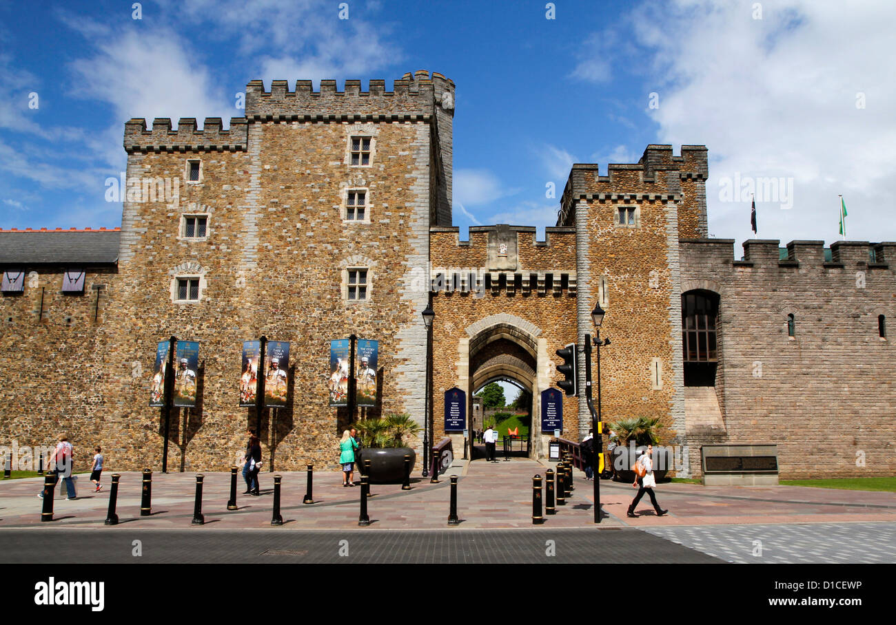 The South Gate and Black Tower (left) and Barbican Tower (right), the present day entrance to Cardiff Castle, Cardiff, Wales, UK Stock Photo