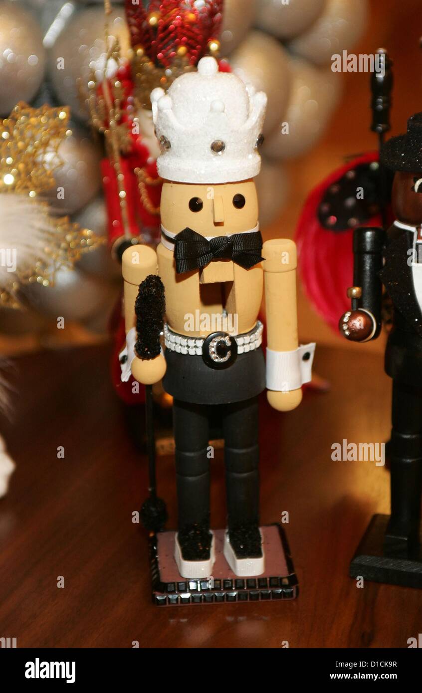 Nutcracker doll hires stock photography and images Alamy