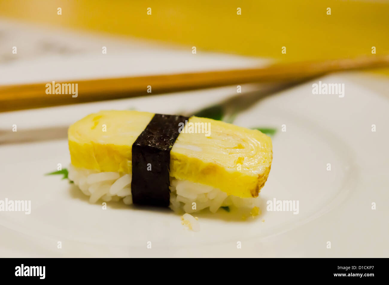 https://c8.alamy.com/comp/D1CKP7/tamago-yaki-is-sushi-using-an-egg-on-white-plate-D1CKP7.jpg