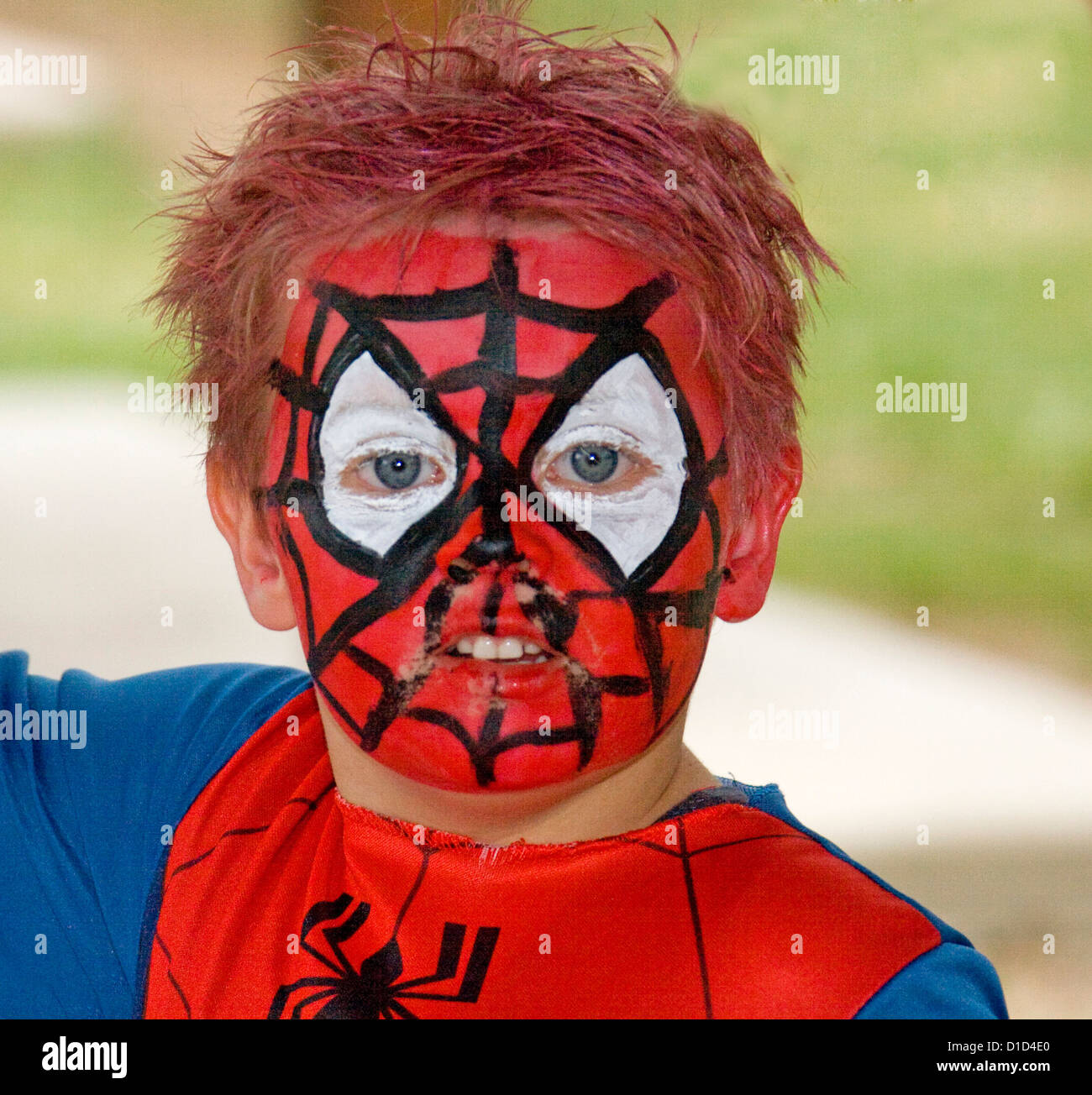 Niño con máscara de Spiderman Fotografía de stock - Alamy