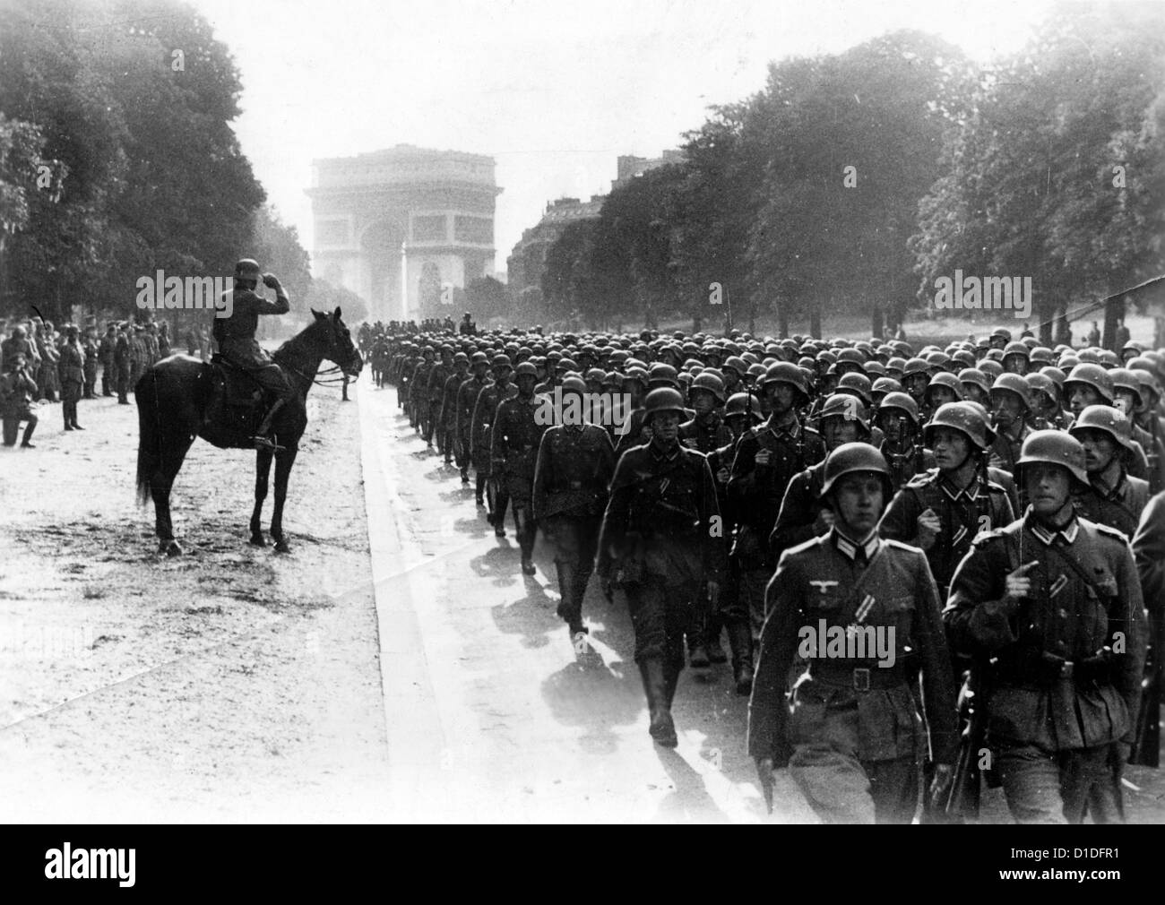 German troops are pictured during the victory parade of the 30th infantry division on Avenue Foch close to Arc de Triomphe facing General Kurt von Briesen in Paris, France 14 June 1940. Fotoarchiv für Zeitgeschichte Stock Photo