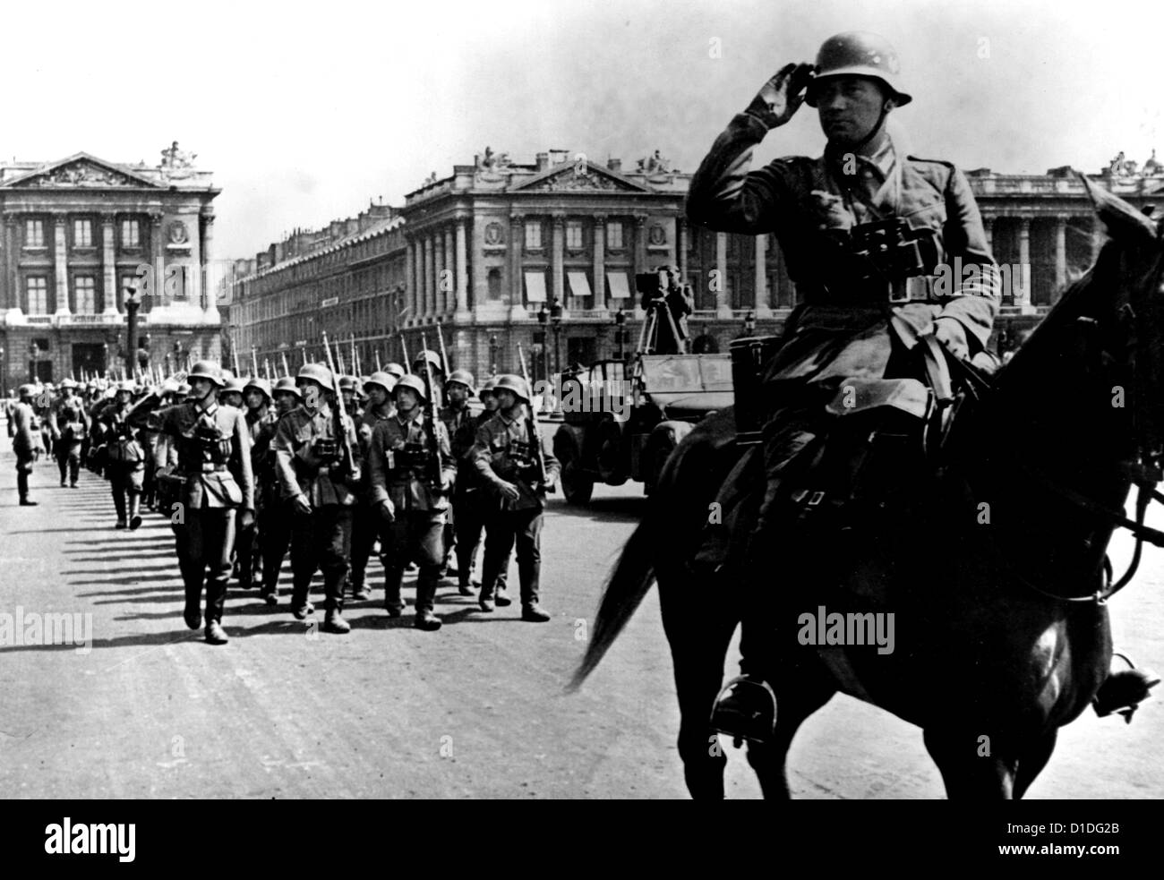 German soldiers march along Arc de Triomphe on Place de l'Etoile (today: Charles de Gaulle) upon the German invasion of Paris in June 1940. Fotoarchiv für Zeitgeschichte Stock Photo