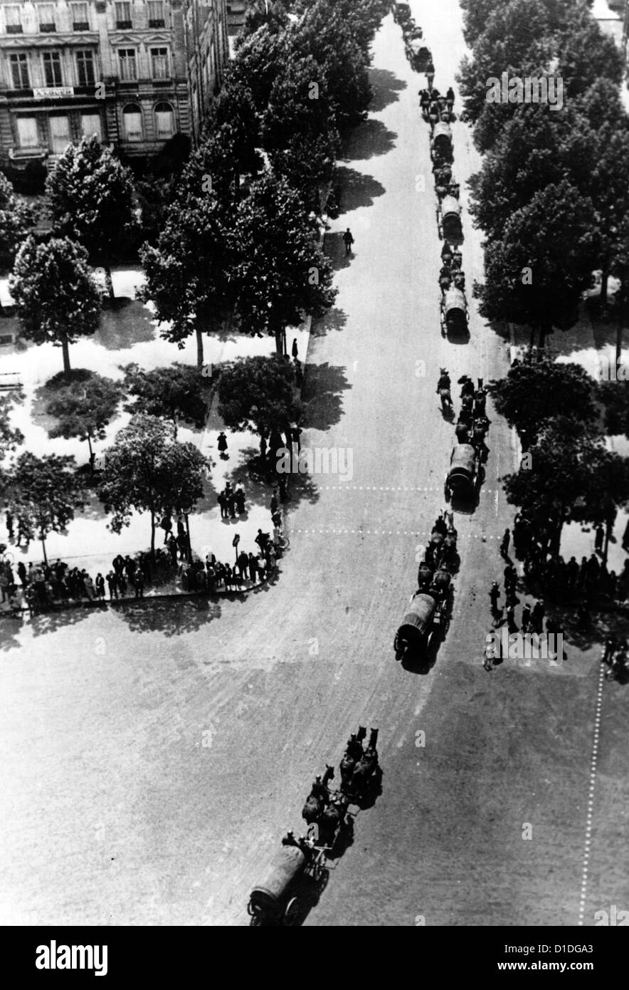 German soldiers march along the Arc de Triomphe on Place de l'Etoile (today: Place Charles de Gaulle) during the German invasion of Paris in June 1940. Fotoarchiv für Zeitgeschichte Stock Photo