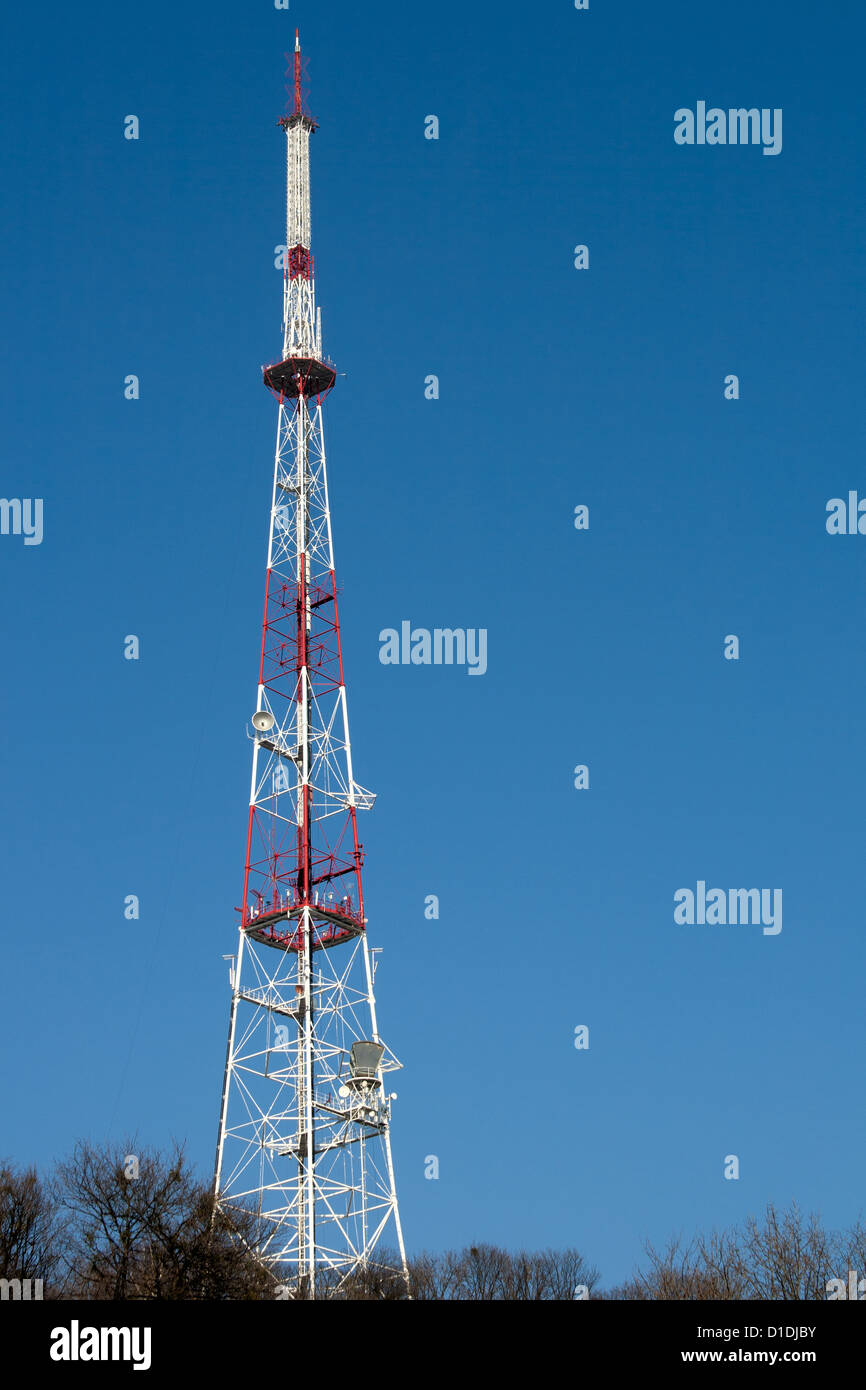 https://c8.alamy.com/comp/D1DJBY/communications-tower-with-microwave-relays-against-blue-sky-D1DJBY.jpg