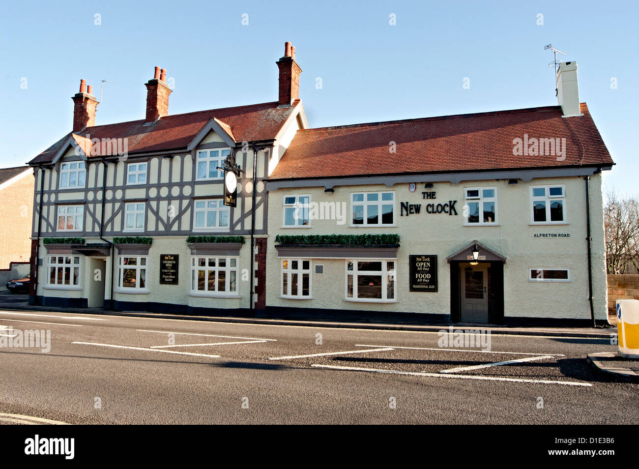 Pub inn clock hires stock photography and images Alamy
