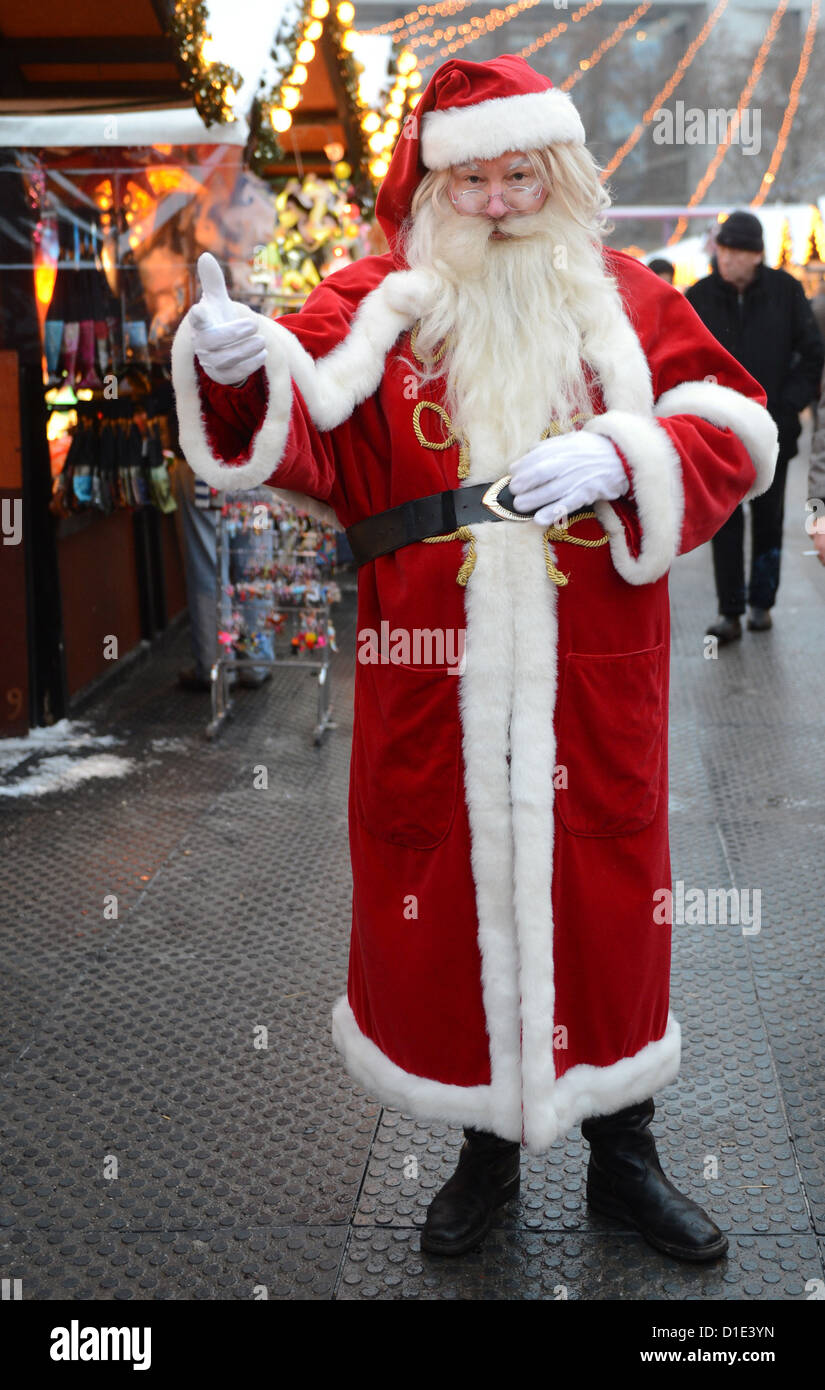 A man dressed up like Santa Claus poses on the Nostalgic Christmas Market at Opernpalais in Berlin, Germany, 12 December 2012. The Nostalgic Christmas Market is one of the most popular Christmas markets in Germany, according to a recent poll. Photo: Jens Kalaene Stock Photo