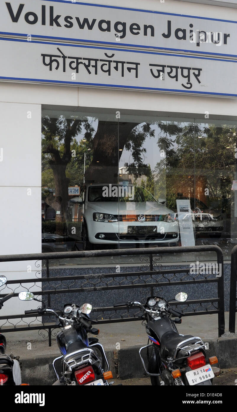 A VW Golf is presented in the shop window of a VW car dealership in Jaipur, India, 19 November 2012. On the store front of the dealership, VW advertises with the slogan 'Das Weltauto' (The world car) in German and Hindi. Photo: Jens Kalaene Stock Photo