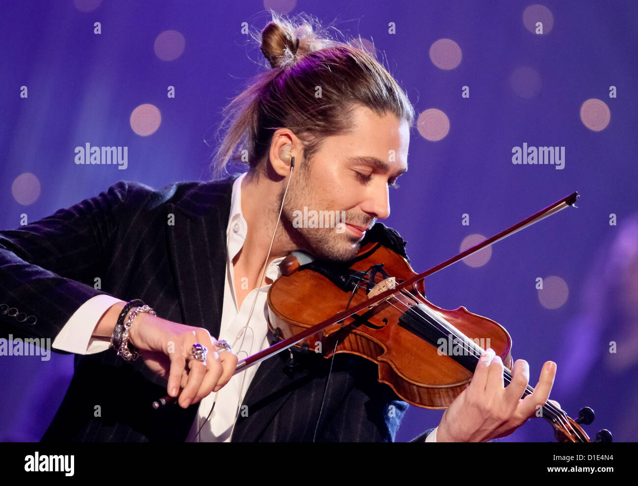 Star violin player David Garrett performs at the 18th Jose Carreras Gala at the New Trade Fair in Leipzig, Germany, 13 December 2012. The show was broadcast live by German television channel ARD. Photo: ANDREAS LANDER Stock Photo
