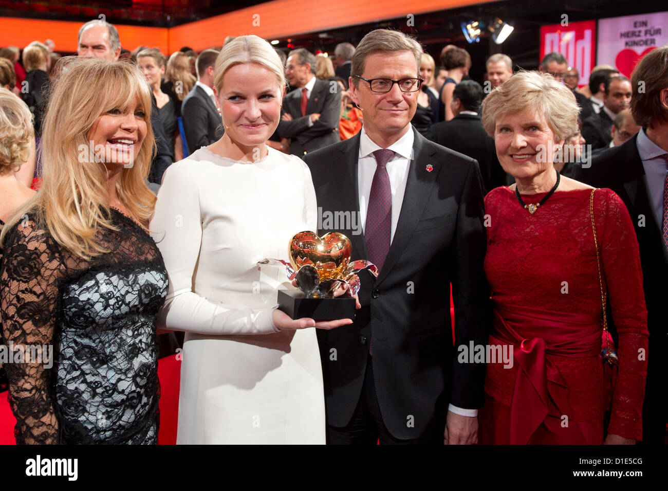 Die US-amerikanische Schauspielerin Goldie Hawn (l-r), die mit dem 'Goldenen Herzen' ausgezeichnete Kronprinzessin von Norwegen, Mette-Marit, Außenminister Guido Westerwelle (FDP) und Verlegerin Friede Springer posieren am 15.12.2012 in Berlin nach der Livesendung 'Ein Herz für Kinder'. Die Gala wurde im ZDF übertragen. Foto: Axel Schmidt/dpa Stock Photo