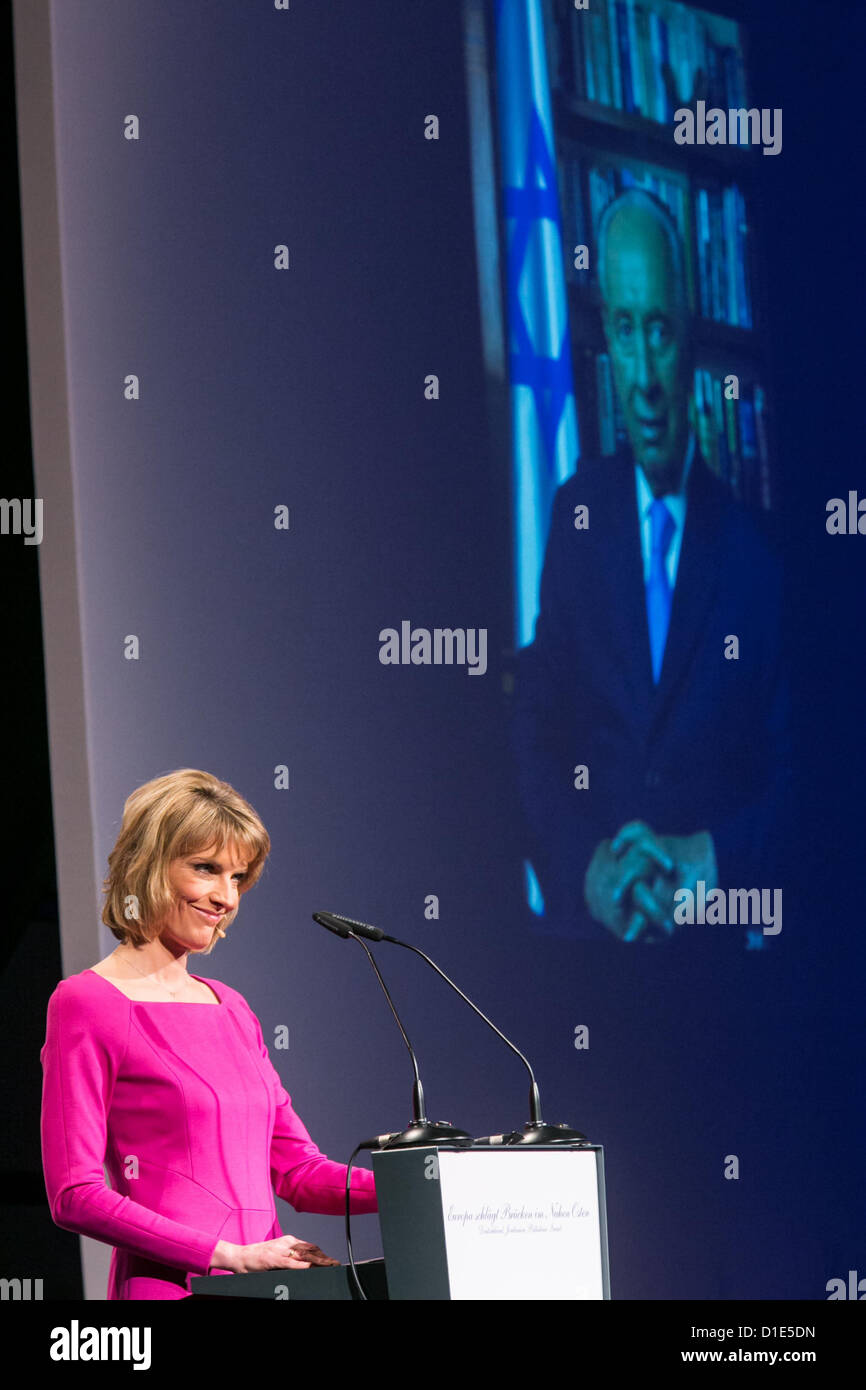 Die Moderatorin Marietta Slomka spricht am 16.12.2012 bei der Festveranstaltung «Europa schlägt Brücken im Nahen Osten» in Düsseldorf (Nordrhein-Westfalen). Foto: Thomas Rafalzyk dpa Stock Photo