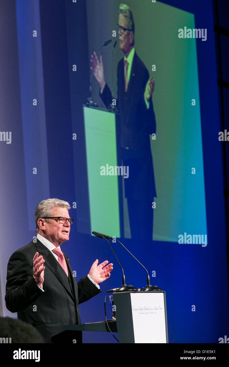 Bundespräsident Joachim Gauck spricht am 16.12.2012 bei der Festveranstaltung «Europa schlägt Brücken im Nahen Osten» in Düsseldorf (Nordrhein-Westfalen). Foto: Thomas Rafalzyk dpa Stock Photo