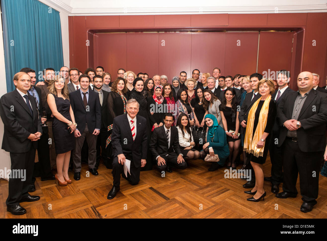 Der frühere israelische Botschafter in Deutschland, Avi Primor (l, 1.Reihe) und Gäste posieren am 16.12.2012 bei der Festveranstaltung «Europa schlägt Brücken im Nahen Osten» in Düsseldorf (Nordrhein-Westfalen) im Saal. Foto: Thomas Rafalzyk dpa Stock Photo