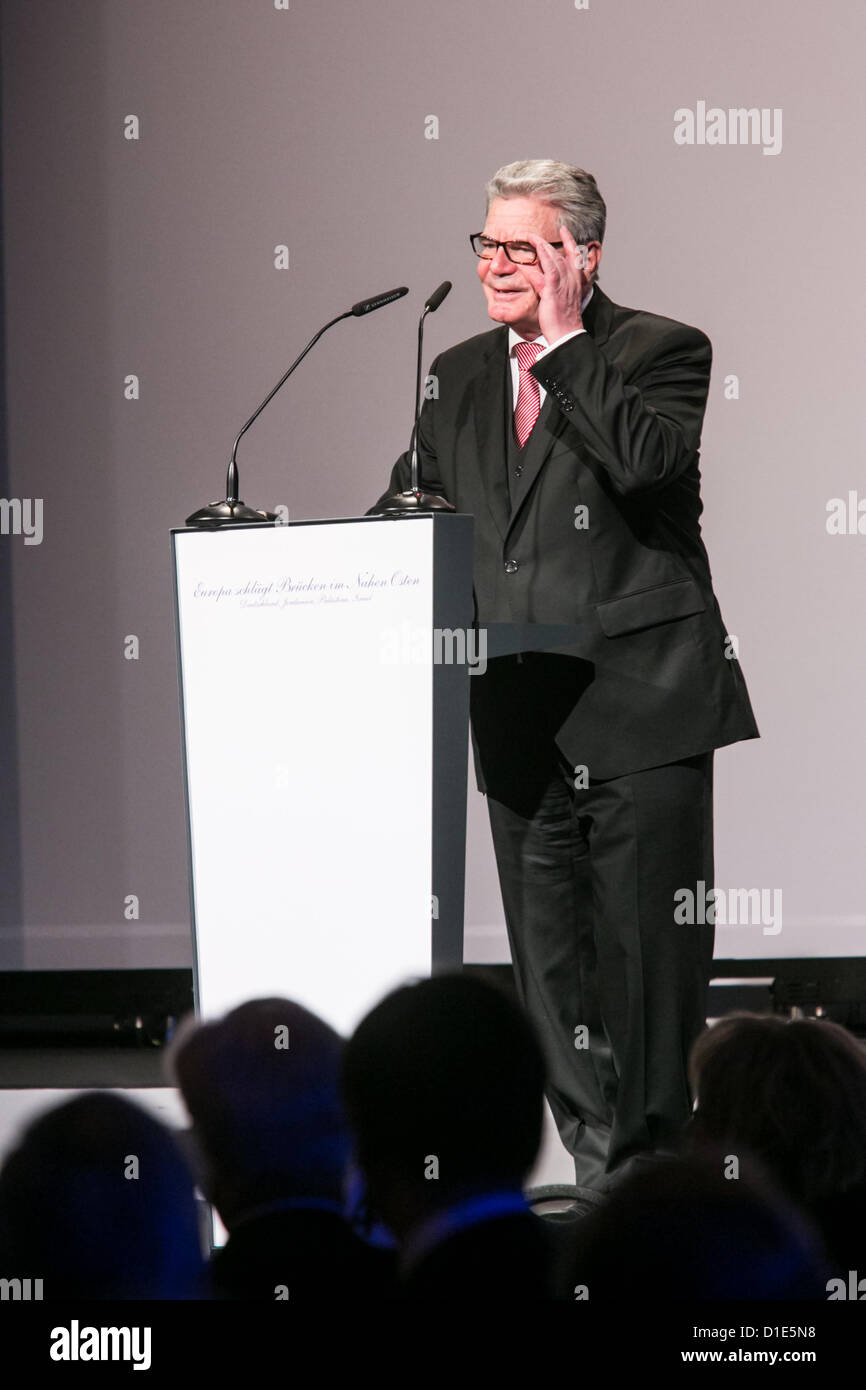 Bundespräsident Joachim Gauck spricht am 16.12.2012 bei der Festveranstaltung «Europa schlägt Brücken im Nahen Osten» in Düsseldorf (Nordrhein-Westfalen). Foto: Thomas Rafalzyk dpa Stock Photo