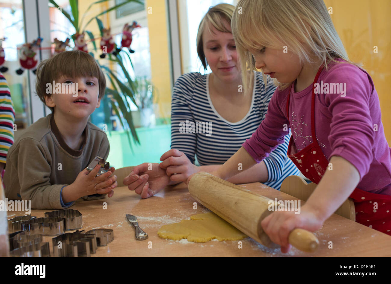 Nursery teacher Nadine Käker bakes Christmas cookies with tCecil (l) and  Ari (r) in the 24-hours-nursery "nidulus" in Schwerin, Germany, 03 December  2012. Since three years, the nursery offers around-the-clock care for