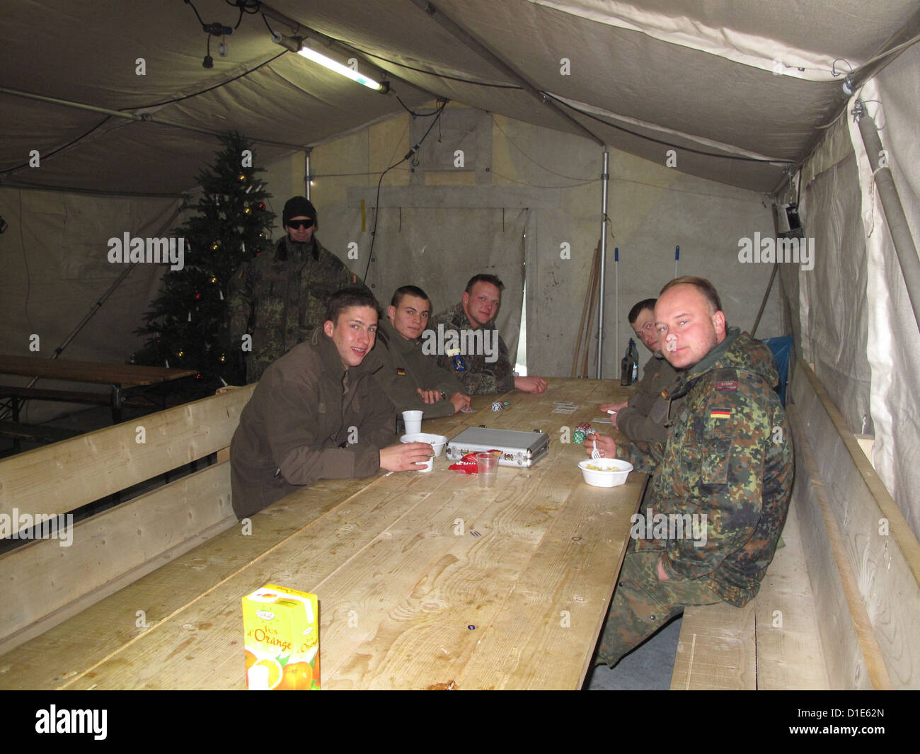 Bundeswehr soldiers play cards in a tent in Mitrovica, Kosovo, 14 December 2012. Photo: Thomas Brey Stock Photo