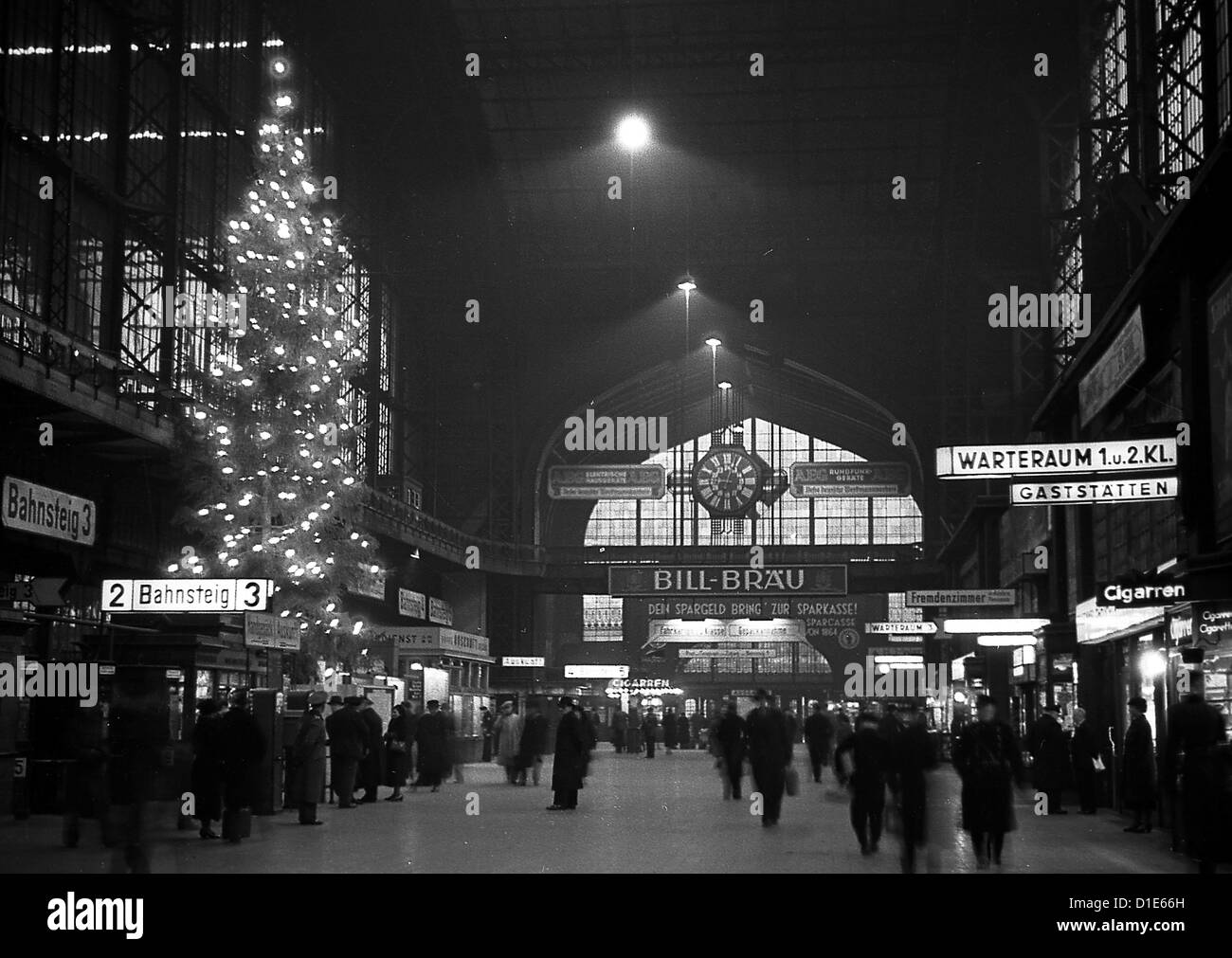 The hall of Hamburg Central Station is pictured with Christmas decoration in Hamburg, Germany, 23 December 1959. Photo: Bildarchiv der Eisenbahnstiftung/Walter Hollnagel Stock Photo