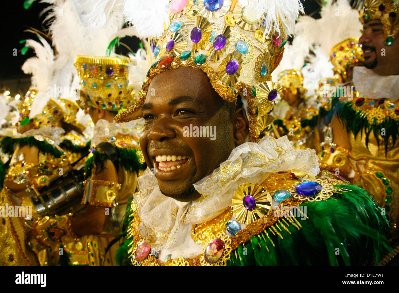 Rio carnival headdress hi-res stock photography and images - Alamy