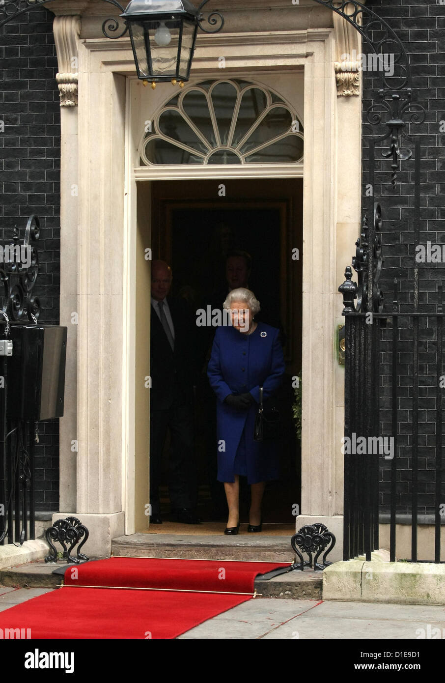 THE QUEEN THE ROYAL FAMILY THE QUEEN VISITS NUMBER 10 DOWNING STREET, LONDON LONDON, ENGLAND, UK 18 December 2012 DIO57992   ROYAL VISITS NUMBER 10, WHERE SHE RECEIVES A GIFT TO MARK THE DIAMOND JUBILEE AND ATTENDS CABINET AS AN OBSERVER. Stock Photo