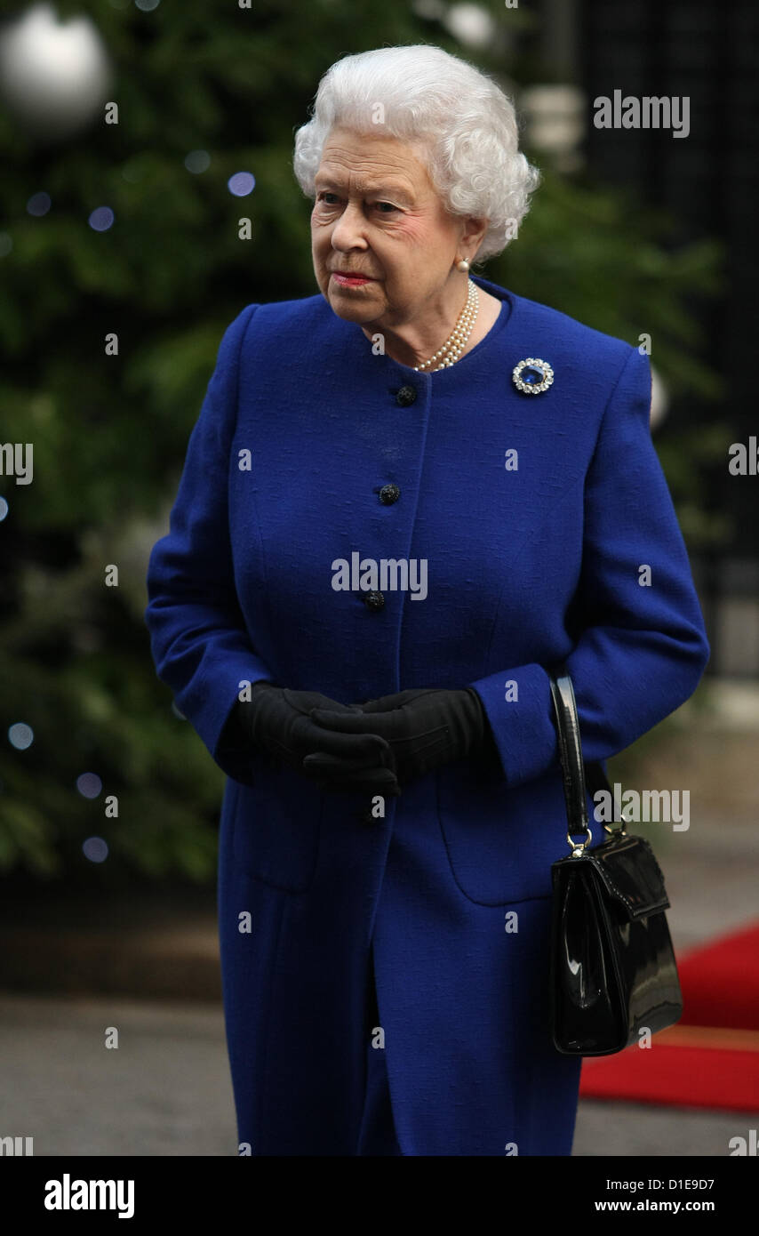 THE QUEEN THE ROYAL FAMILY THE QUEEN VISITS NUMBER 10 DOWNING STREET, LONDON LONDON, ENGLAND, UK 18 December 2012 DIO57997   ROYAL VISITS NUMBER 10, WHERE SHE RECEIVES A GIFT TO MARK THE DIAMOND JUBILEE AND ATTENDS CABINET AS AN OBSERVER. Stock Photo