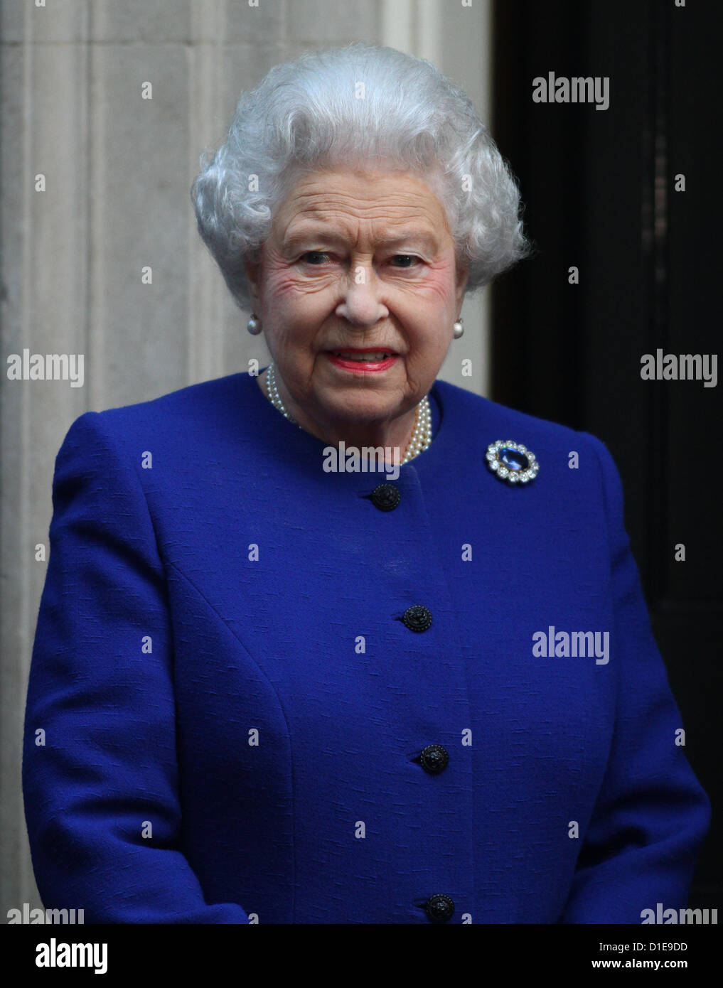 THE QUEEN THE ROYAL FAMILY THE QUEEN VISITS NUMBER 10 DOWNING STREET, LONDON LONDON, ENGLAND, UK 18 December 2012 DIO57998   ROYAL VISITS NUMBER 10, WHERE SHE RECEIVES A GIFT TO MARK THE DIAMOND JUBILEE AND ATTENDS CABINET AS AN OBSERVER. Stock Photo