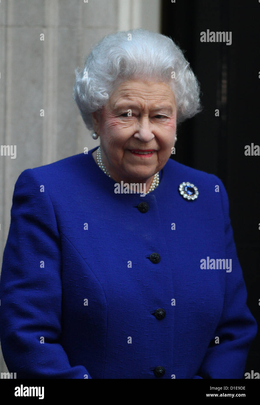 THE QUEEN THE ROYAL FAMILY THE QUEEN VISITS NUMBER 10 DOWNING STREET, LONDON LONDON, ENGLAND, UK 18 December 2012 DIO57999   ROYAL VISITS NUMBER 10, WHERE SHE RECEIVES A GIFT TO MARK THE DIAMOND JUBILEE AND ATTENDS CABINET AS AN OBSERVER. Stock Photo