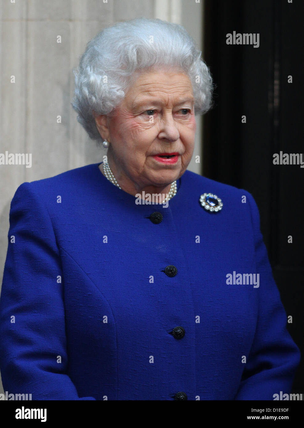 THE QUEEN THE ROYAL FAMILY THE QUEEN VISITS NUMBER 10 DOWNING STREET, LONDON LONDON, ENGLAND, UK 18 December 2012 DIO58000   ROYAL VISITS NUMBER 10, WHERE SHE RECEIVES A GIFT TO MARK THE DIAMOND JUBILEE AND ATTENDS CABINET AS AN OBSERVER. Stock Photo