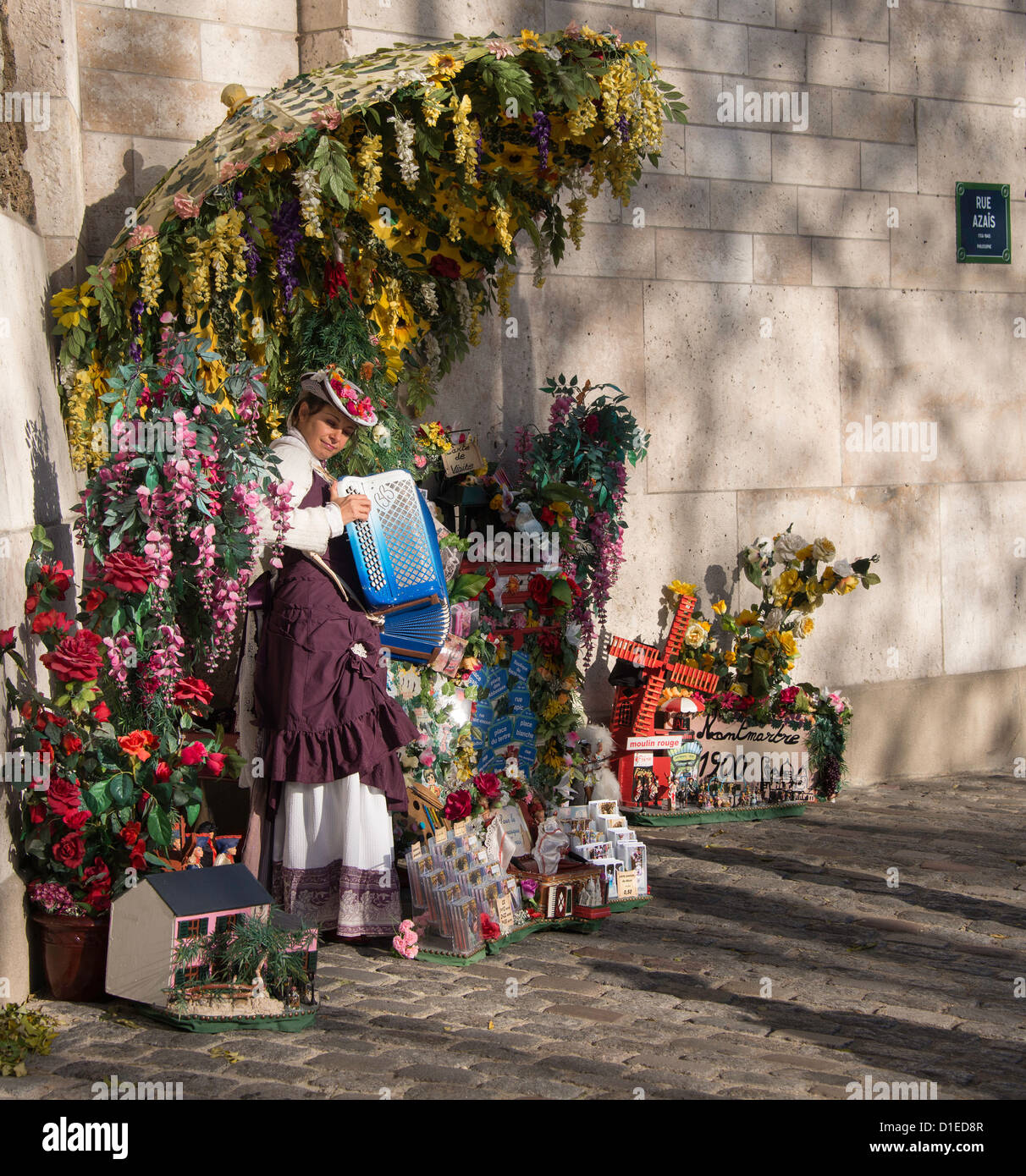 Woman plays accordion in Montmartre, Paris Stock Photo Alamy