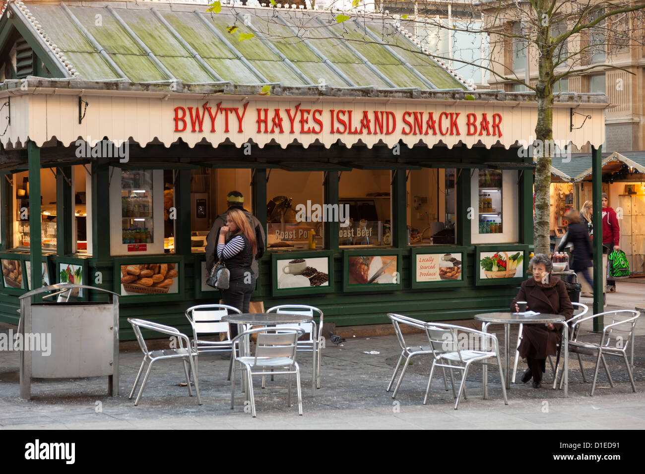 Bwyty Hayes island snack bar, open air outside snack bar serving snacks and beverages to shoppers and city center workers. Stock Photo