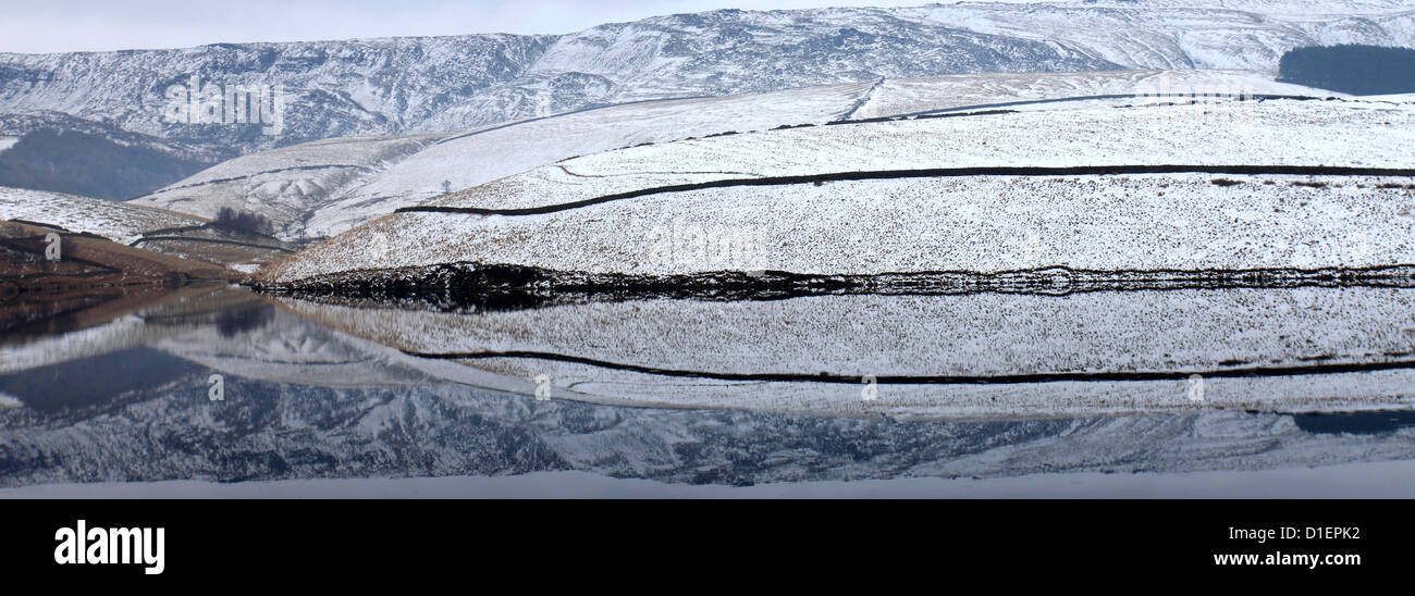 Winter snow over Kinder Reservoir near the village of Hayfield, High Peak, Peak District National Park, Derbyshire, England, UK Stock Photo