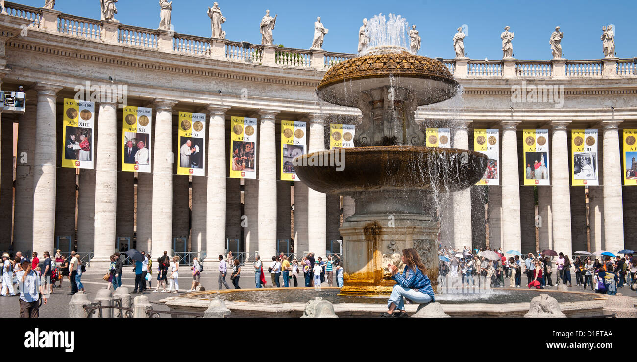 Fountain and part of the portico in Bernini's square, Vatican Stock Photo